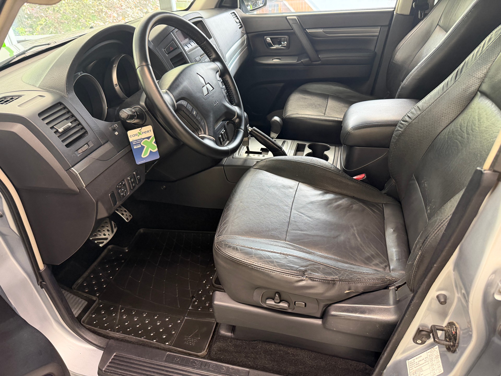 MITSUBISHI Pajero 3.2 DI-D Intense Automatic-image-10
