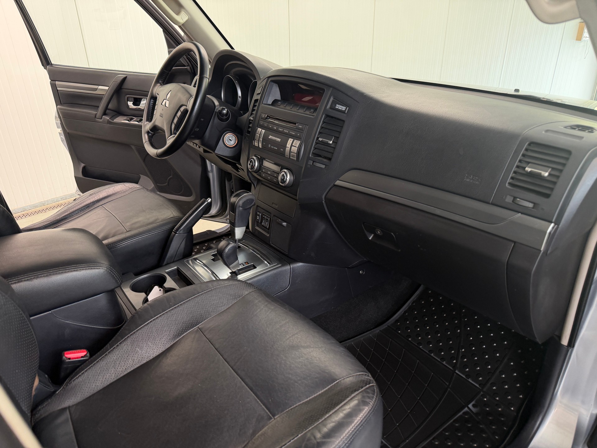 MITSUBISHI Pajero 3.2 DI-D Intense Automatic-image-18