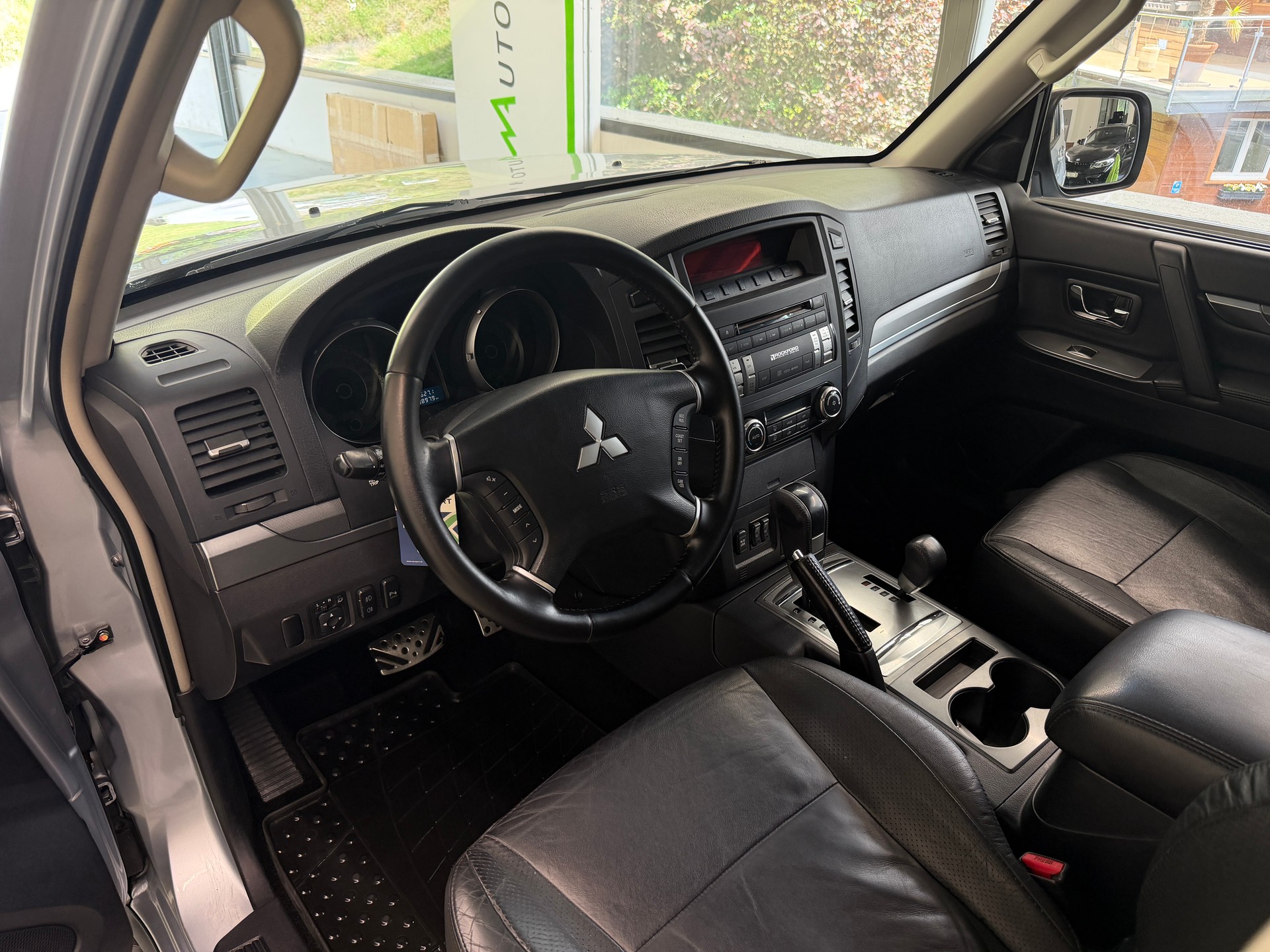 MITSUBISHI Pajero 3.2 DI-D Intense Automatic-image-9