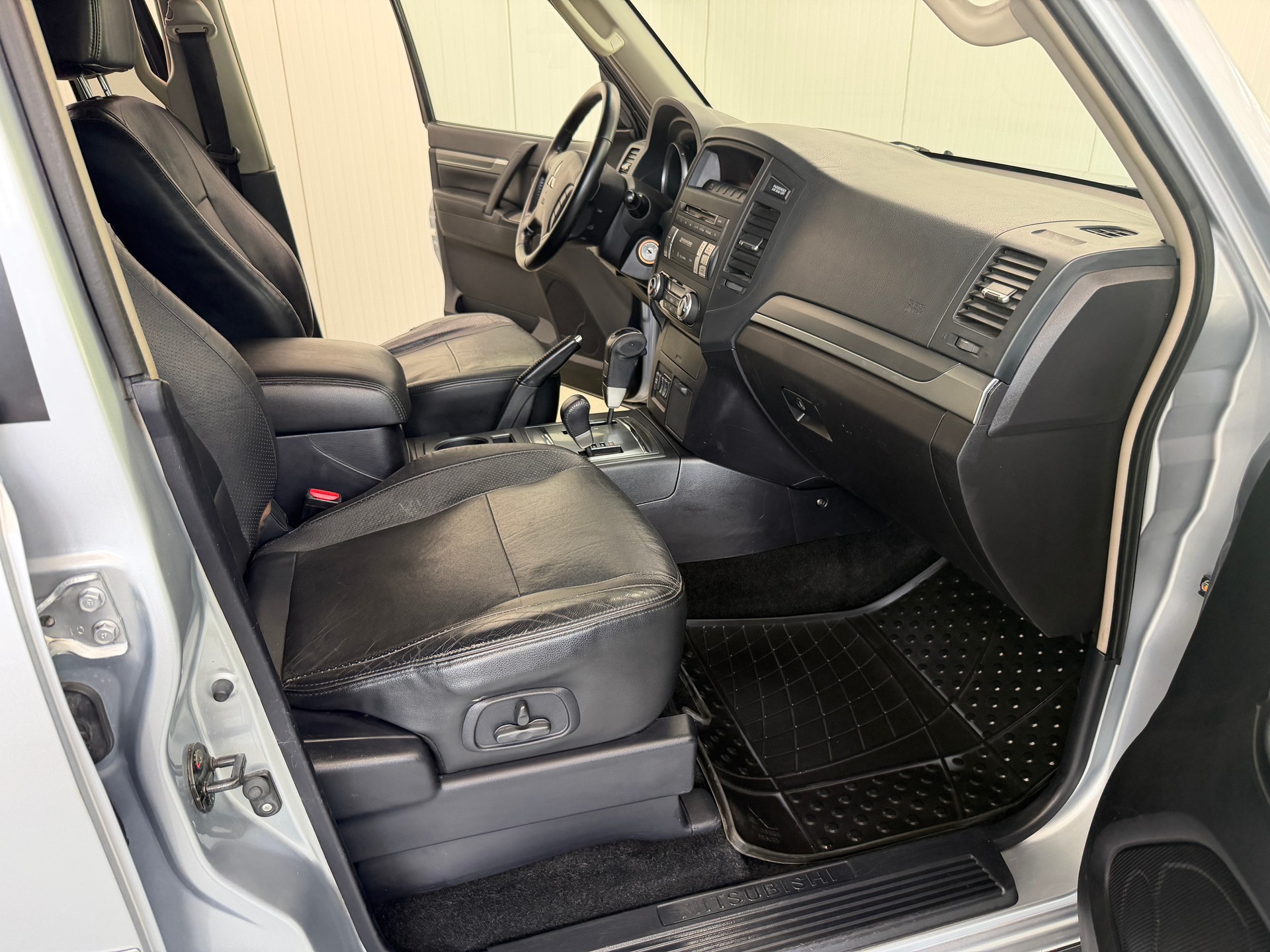 MITSUBISHI Pajero 3.2 DI-D Intense Automatic-image-17