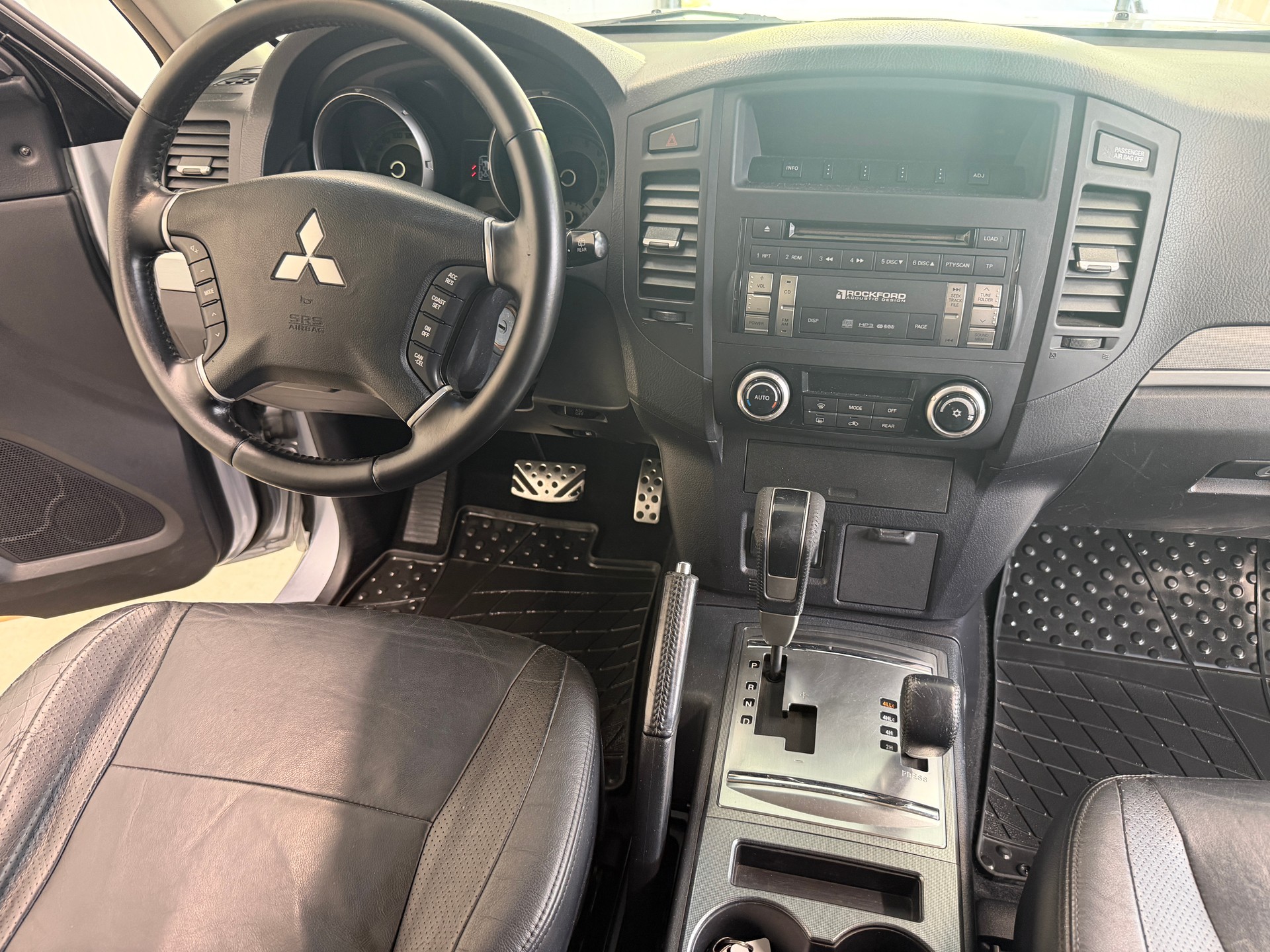 MITSUBISHI Pajero 3.2 DI-D Intense Automatic-image-20