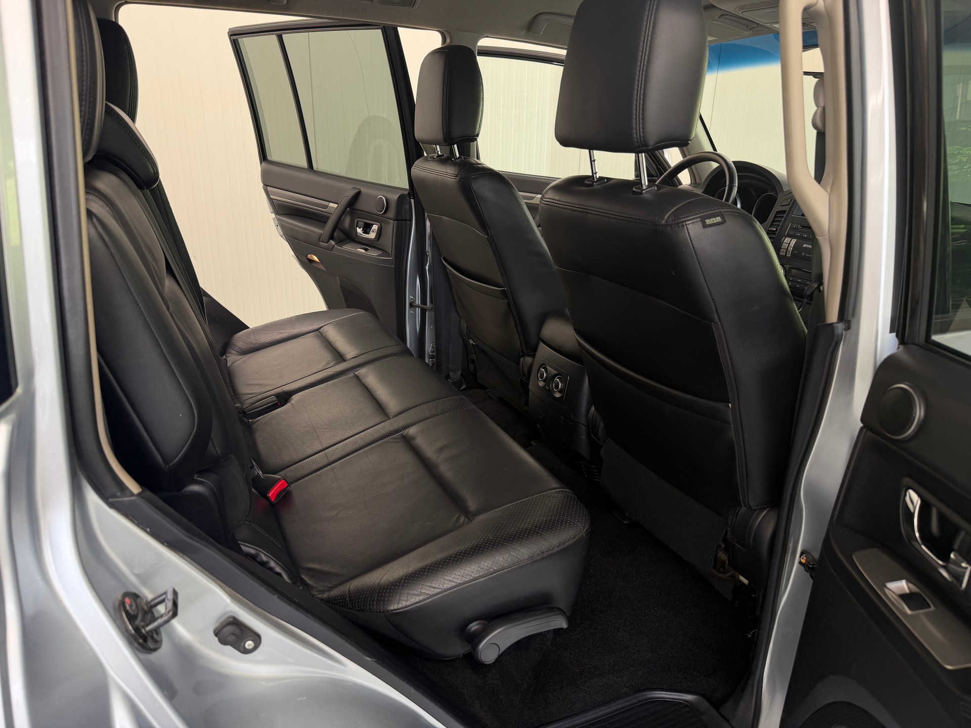 MITSUBISHI Pajero 3.2 DI-D Intense Automatic-image-16