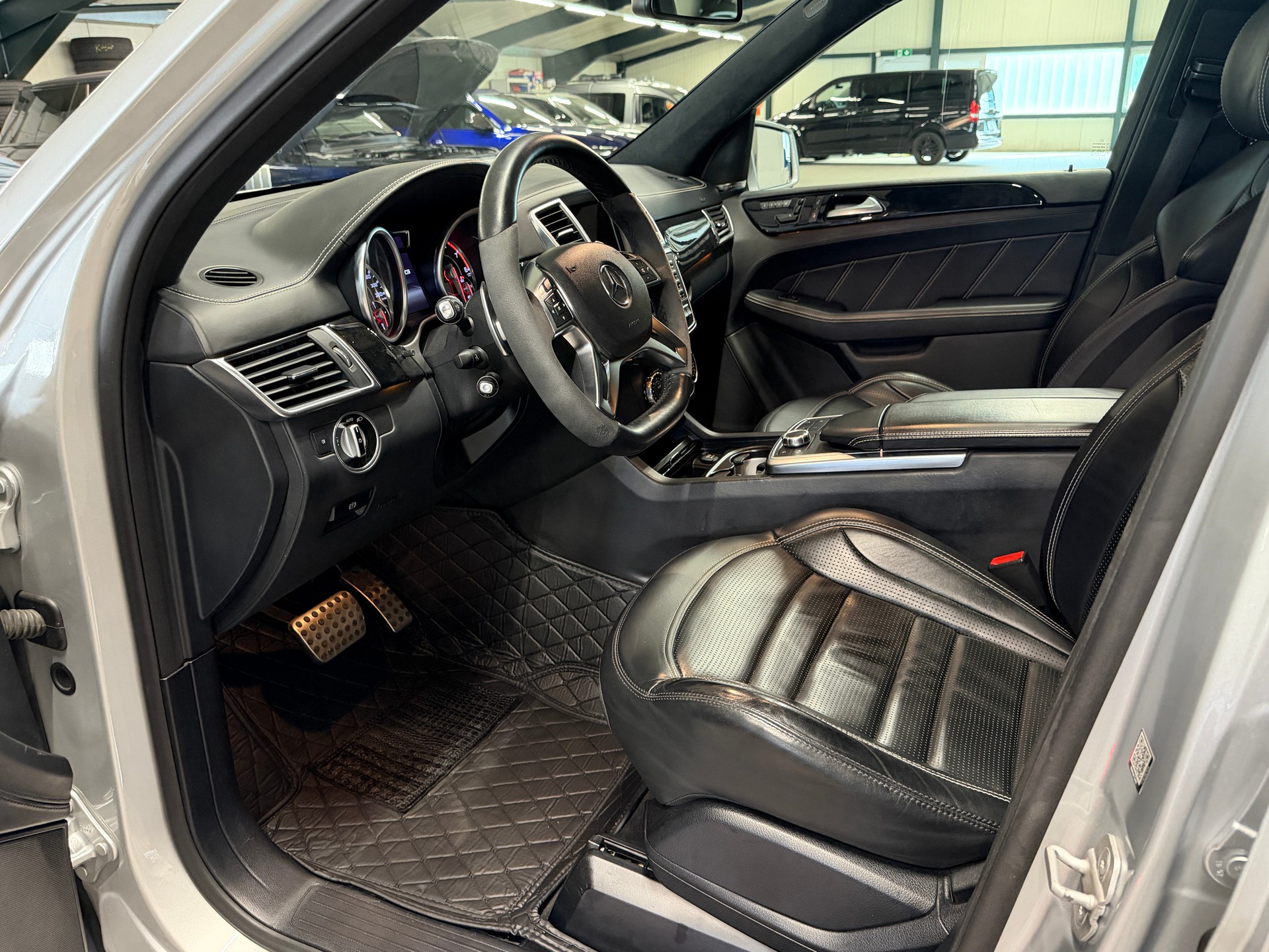 MERCEDES-BENZ ML 63 V8 AMG-image-4