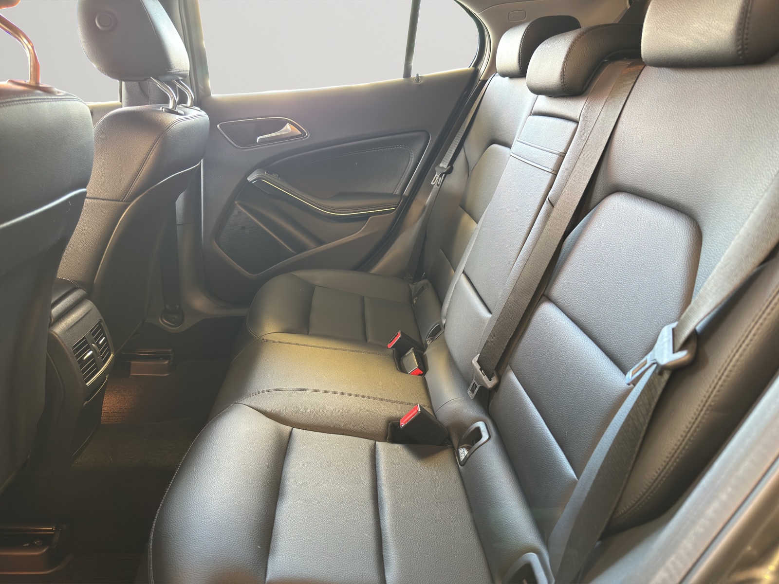 MERCEDES-BENZ GLA 250 Urban 4Matic-image-12