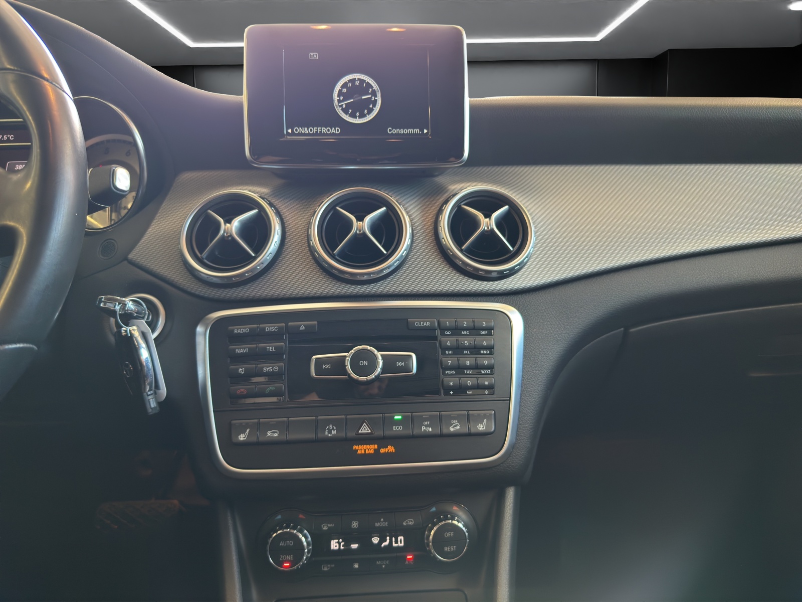 MERCEDES-BENZ GLA 250 Urban 4Matic-image-10