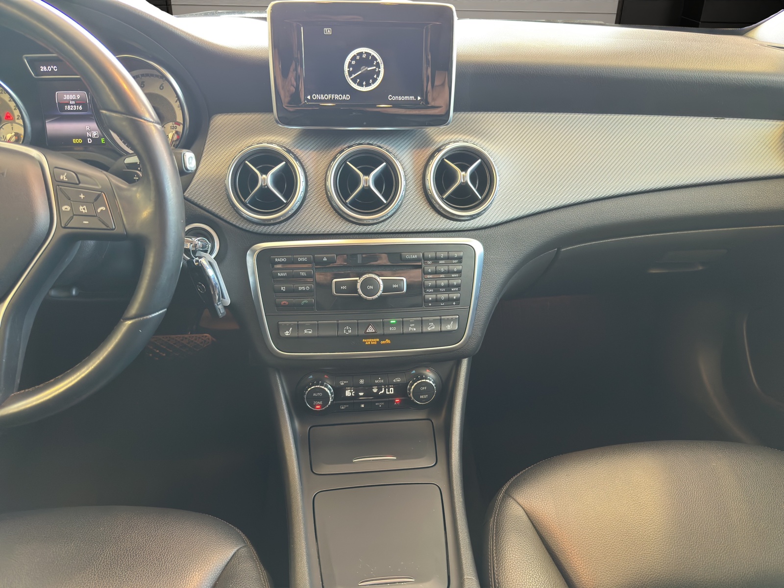 MERCEDES-BENZ GLA 250 Urban 4Matic-image-11