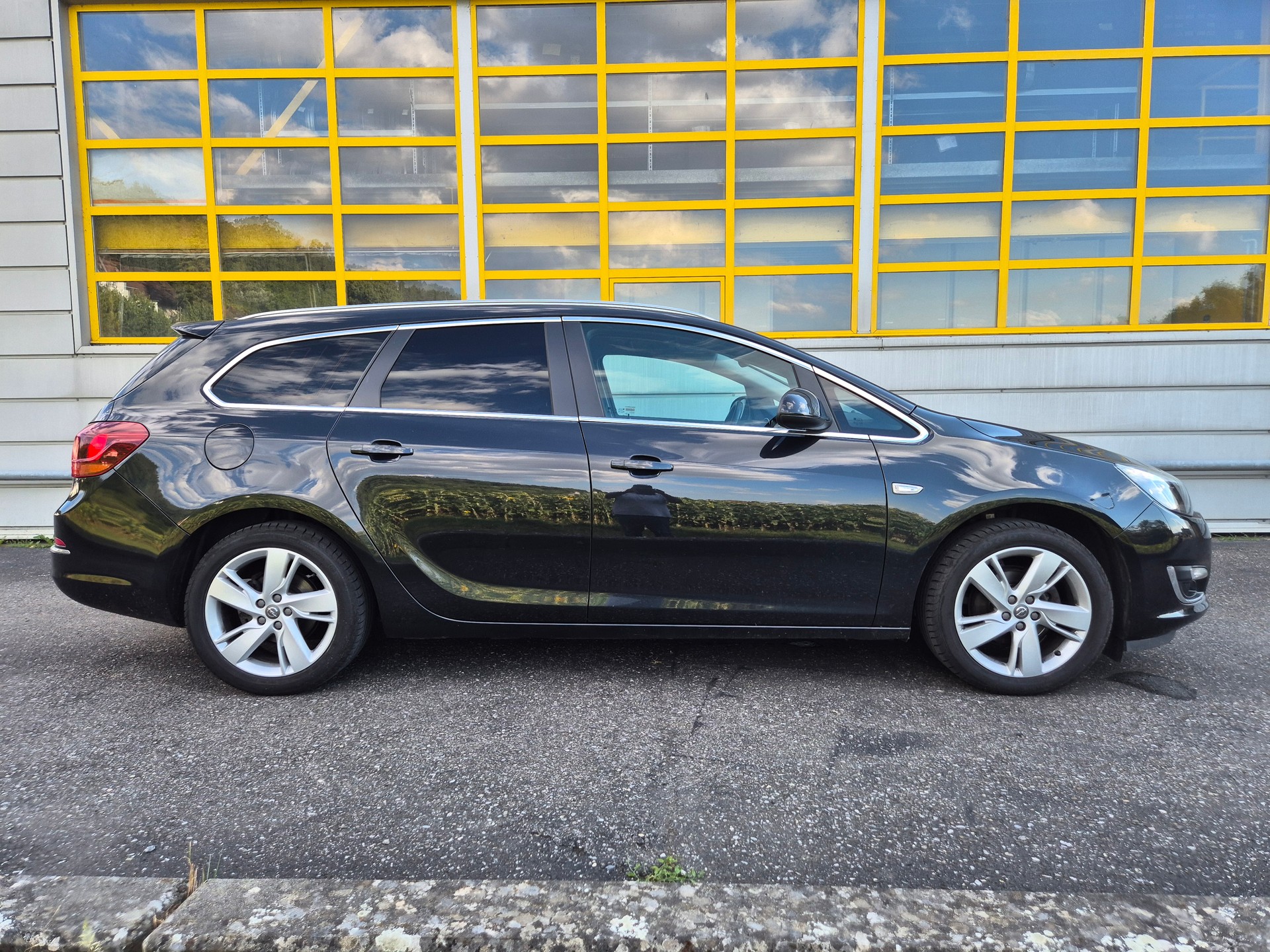 OPEL Astra SportsTourer 1.4i 16V Turbo Cosmo-image-9
