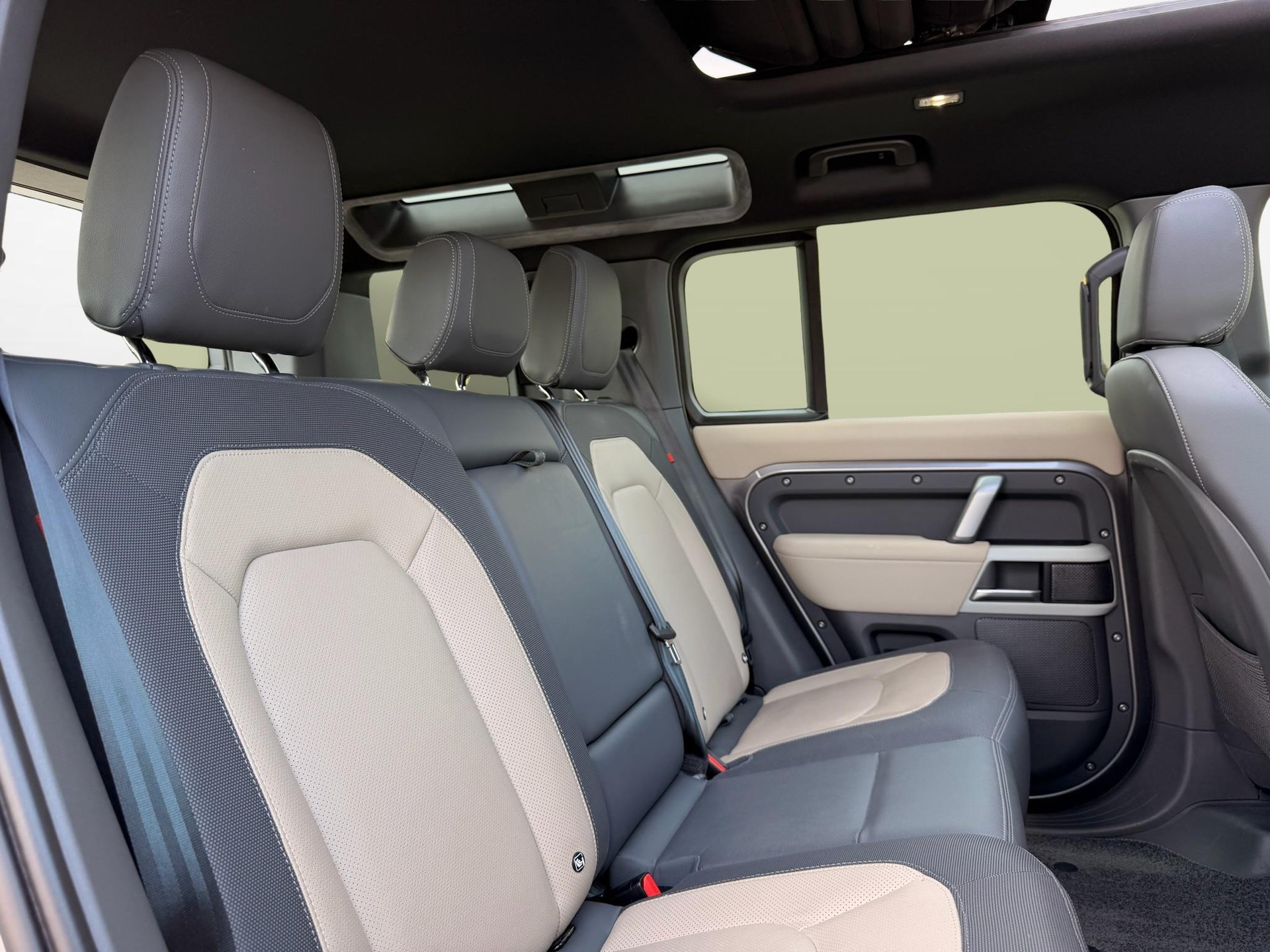 LAND ROVER Defender 110 3.0 D I6 200 X-Dynamic SE-image-14