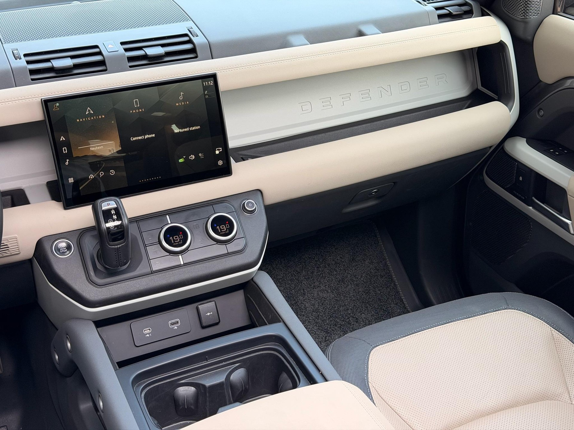 LAND ROVER Defender 110 3.0 D I6 200 X-Dynamic SE-image-11