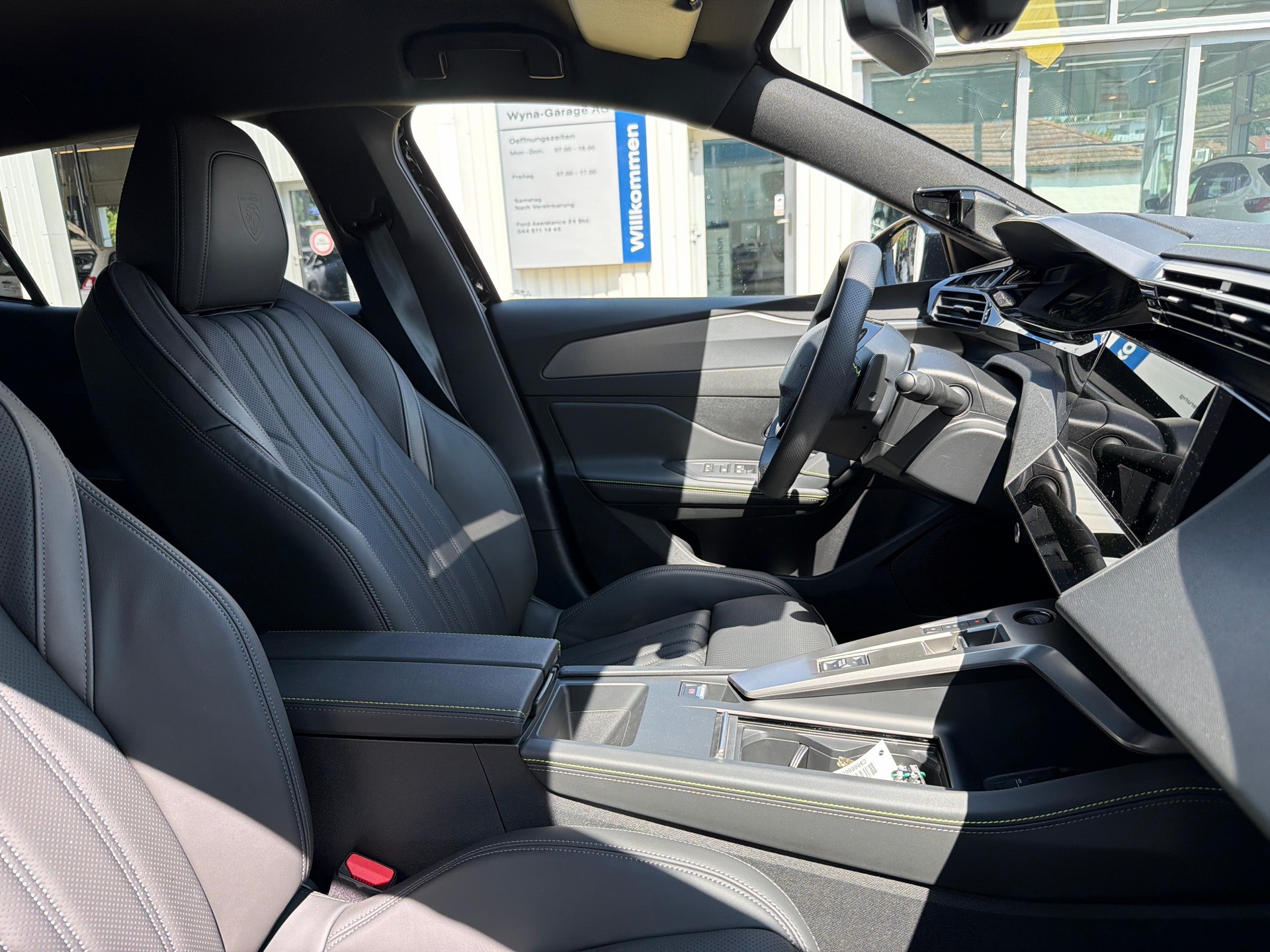PEUGEOT 408 1.6 PHEV 240 GT Exclusive-image-10