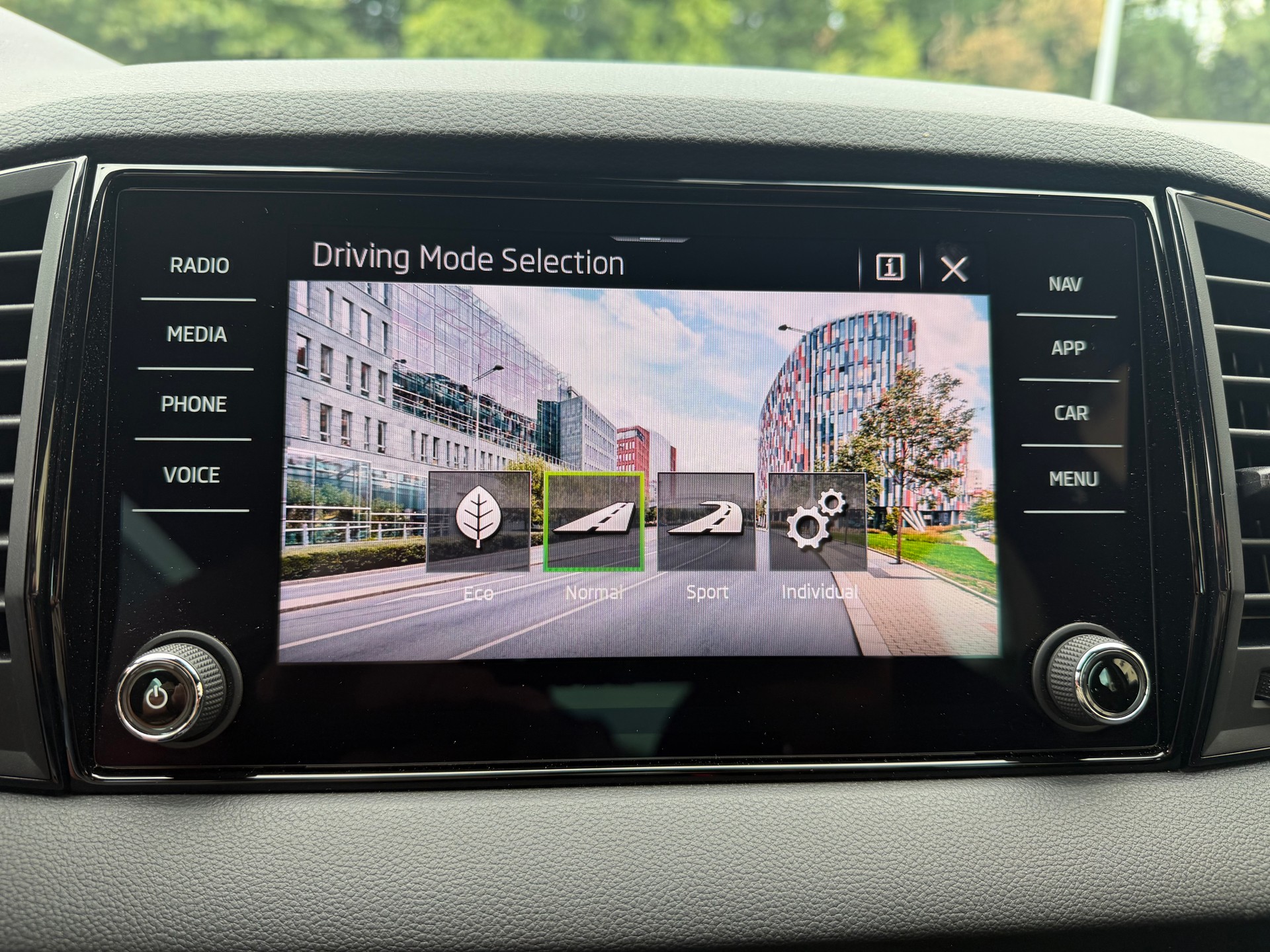 SKODA Karoq 1.5 TSI ACT SportLine DSG-image-21
