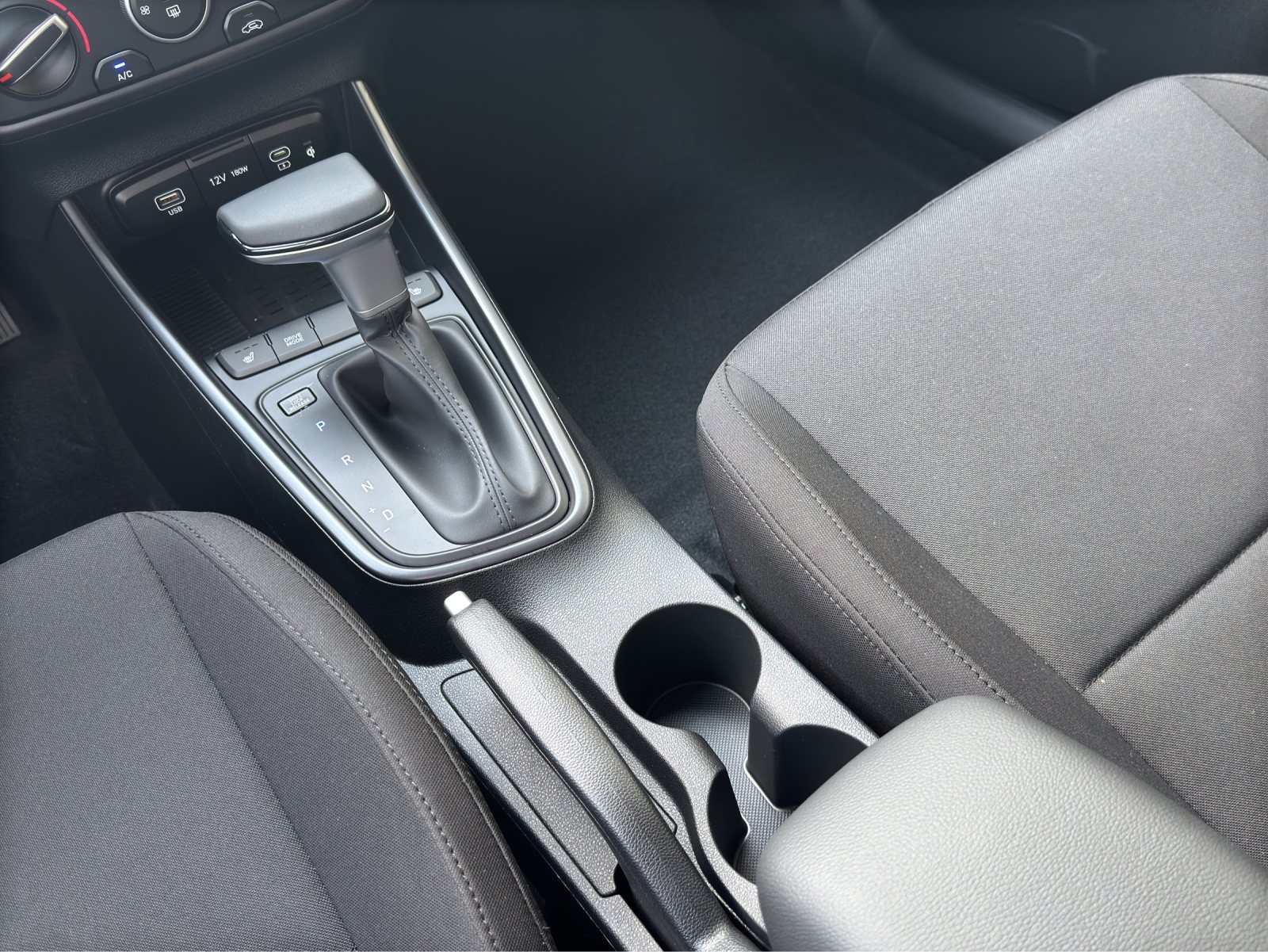 HYUNDAI i20 1.0 T-GDi Amplia Go Pack Safe Tec-image-10