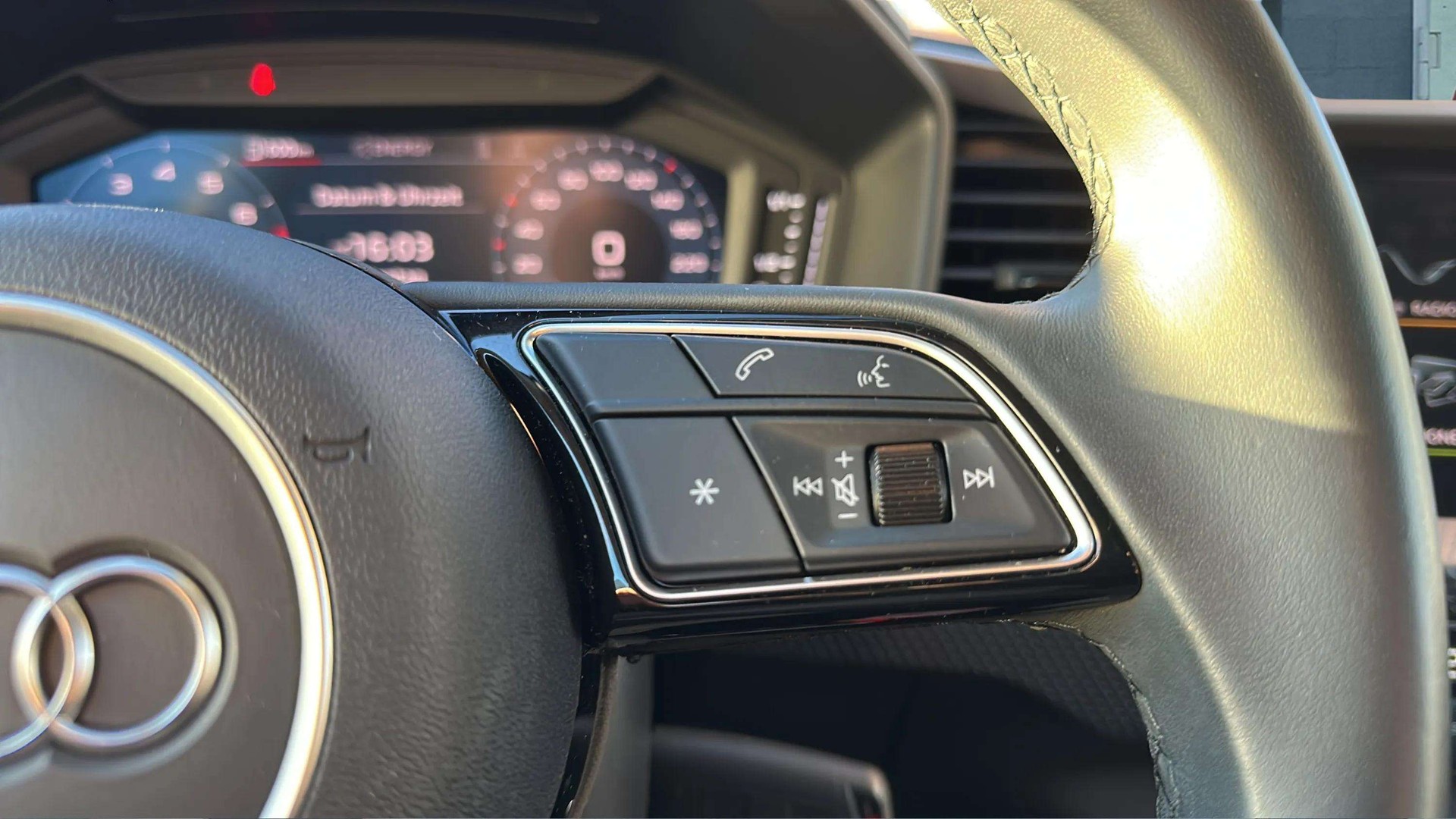 AUDI A1 Sportback 30 TFSI S-tronic Intense mit 5J Werksgarantie oder bis 100000km-image-23