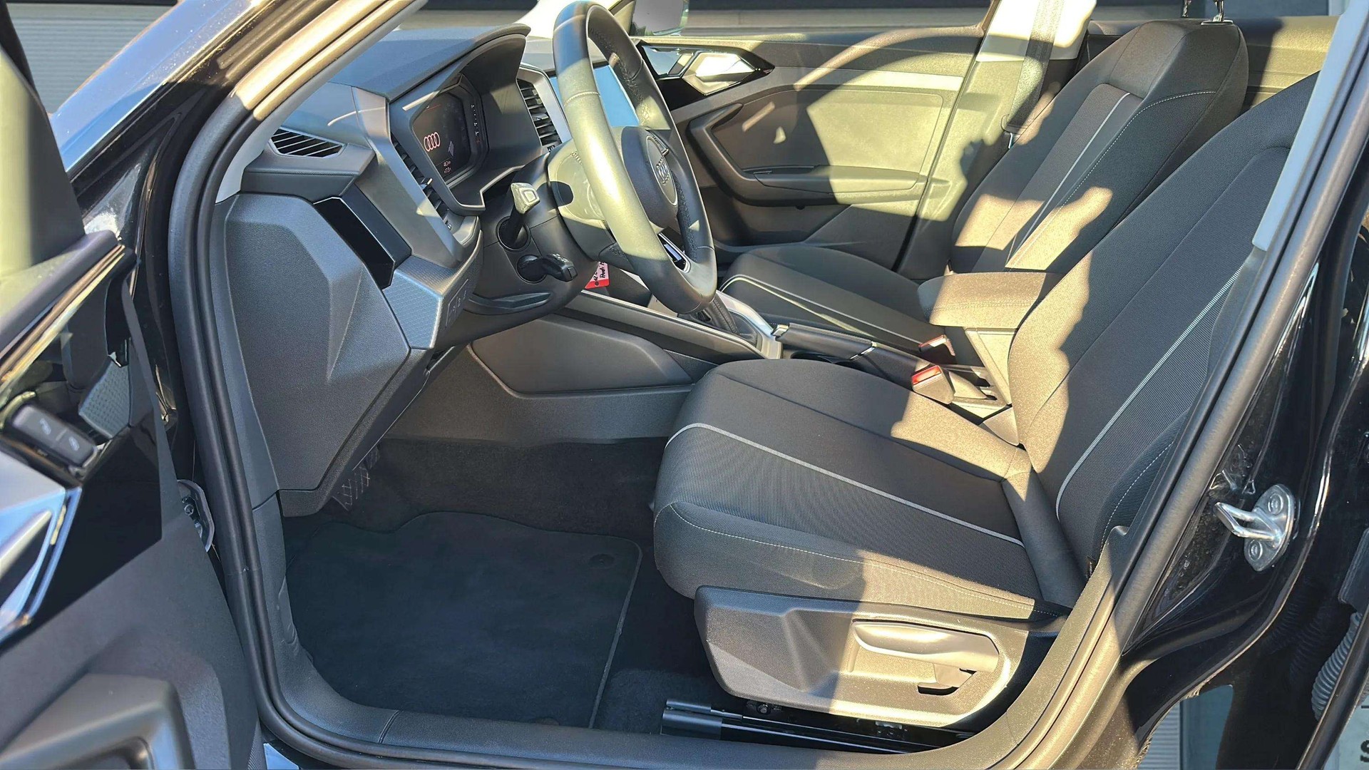 AUDI A1 Sportback 30 TFSI S-tronic Intense mit 5J Werksgarantie oder bis 100000km-image-9