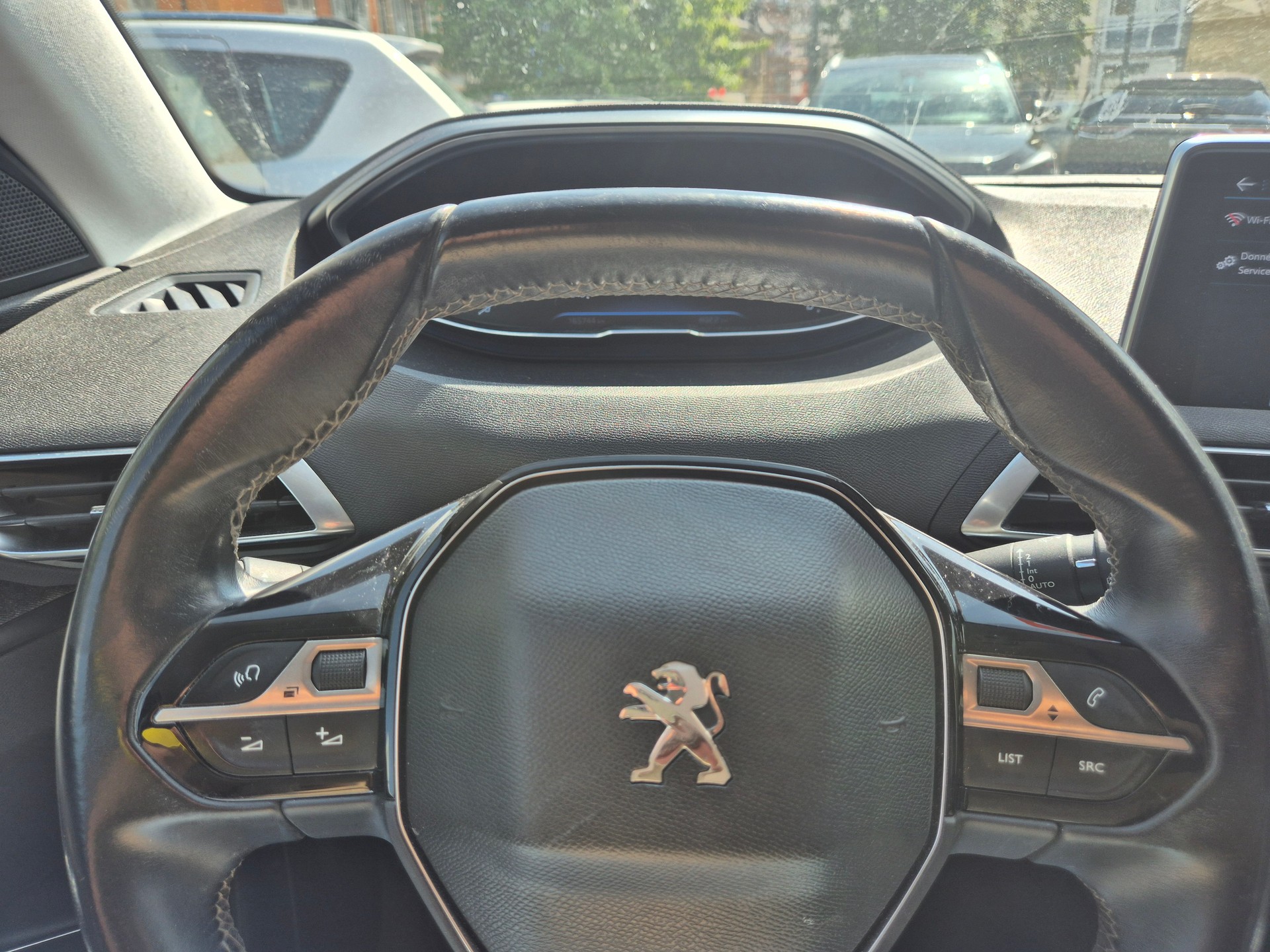 PEUGEOT 3008 1.2 PureTech Allure-image-10