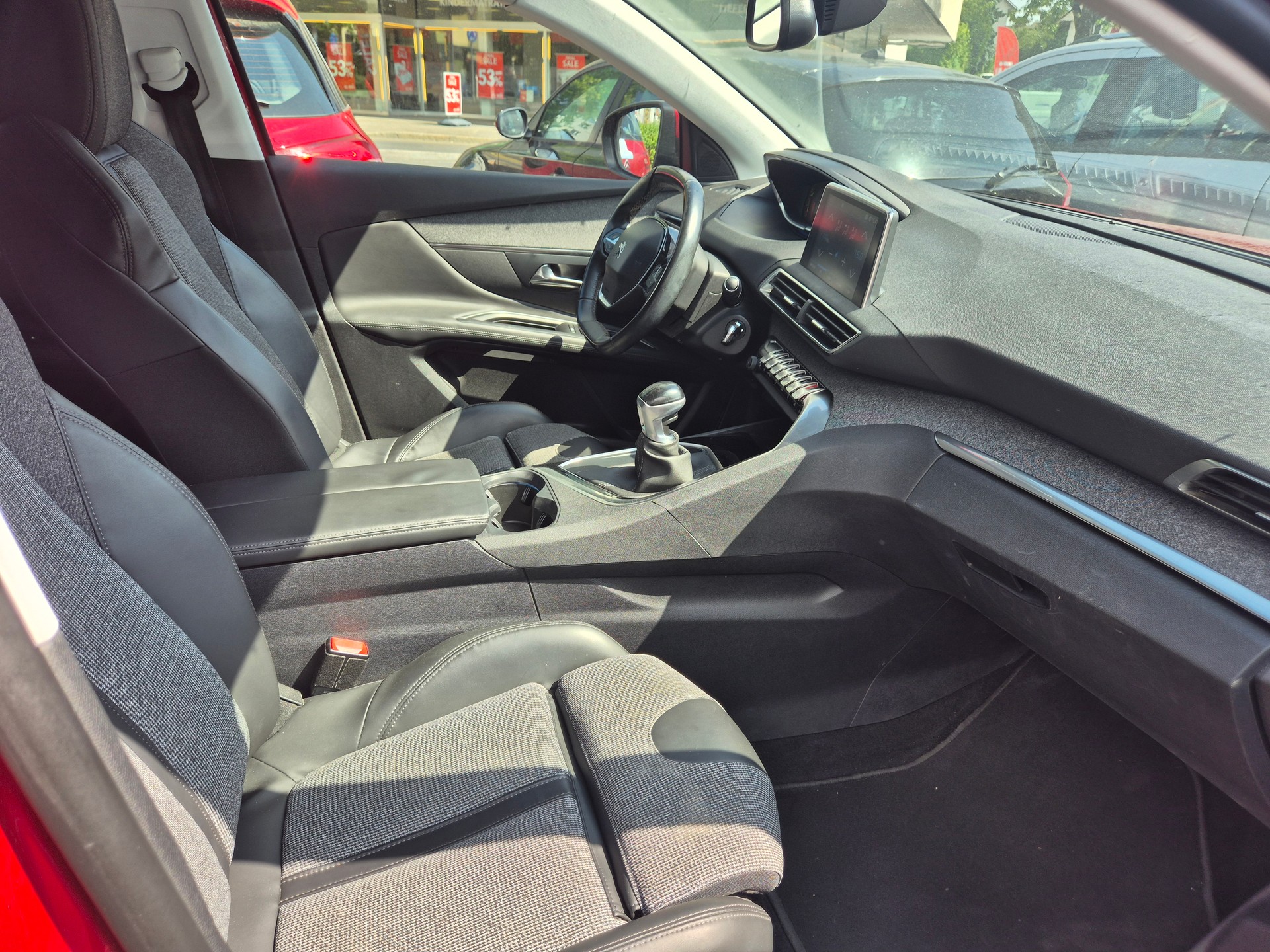 PEUGEOT 3008 1.2 PureTech Allure-image-7
