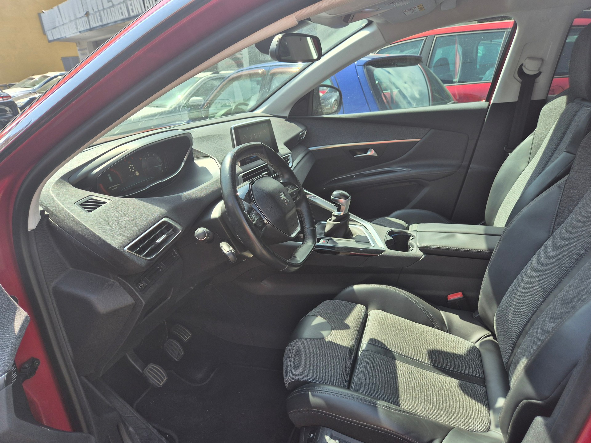 PEUGEOT 3008 1.2 PureTech Allure-image-6
