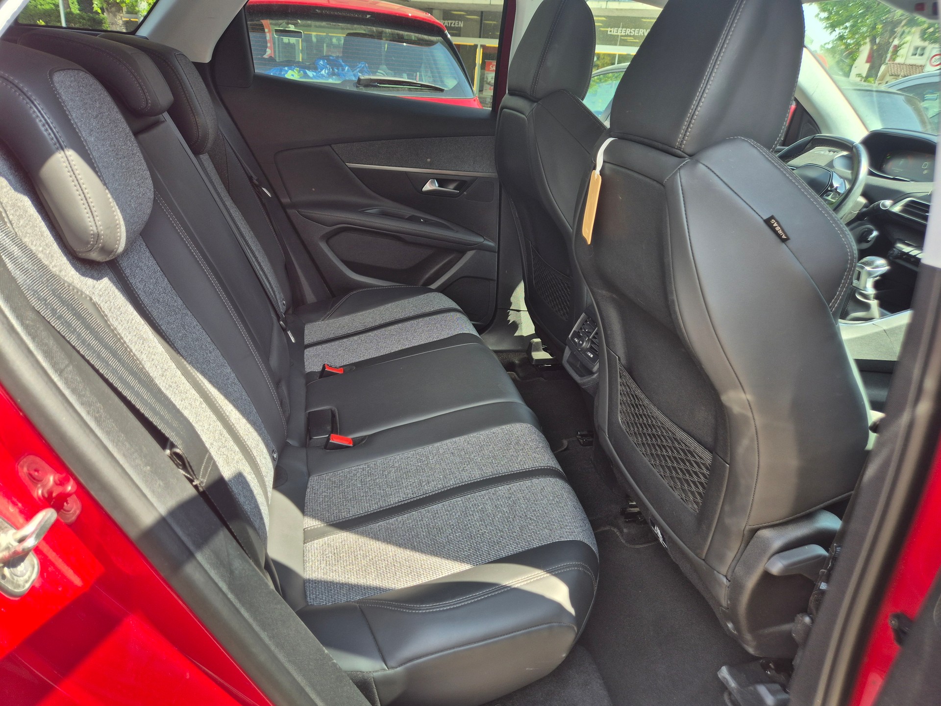 PEUGEOT 3008 1.2 PureTech Allure-image-8