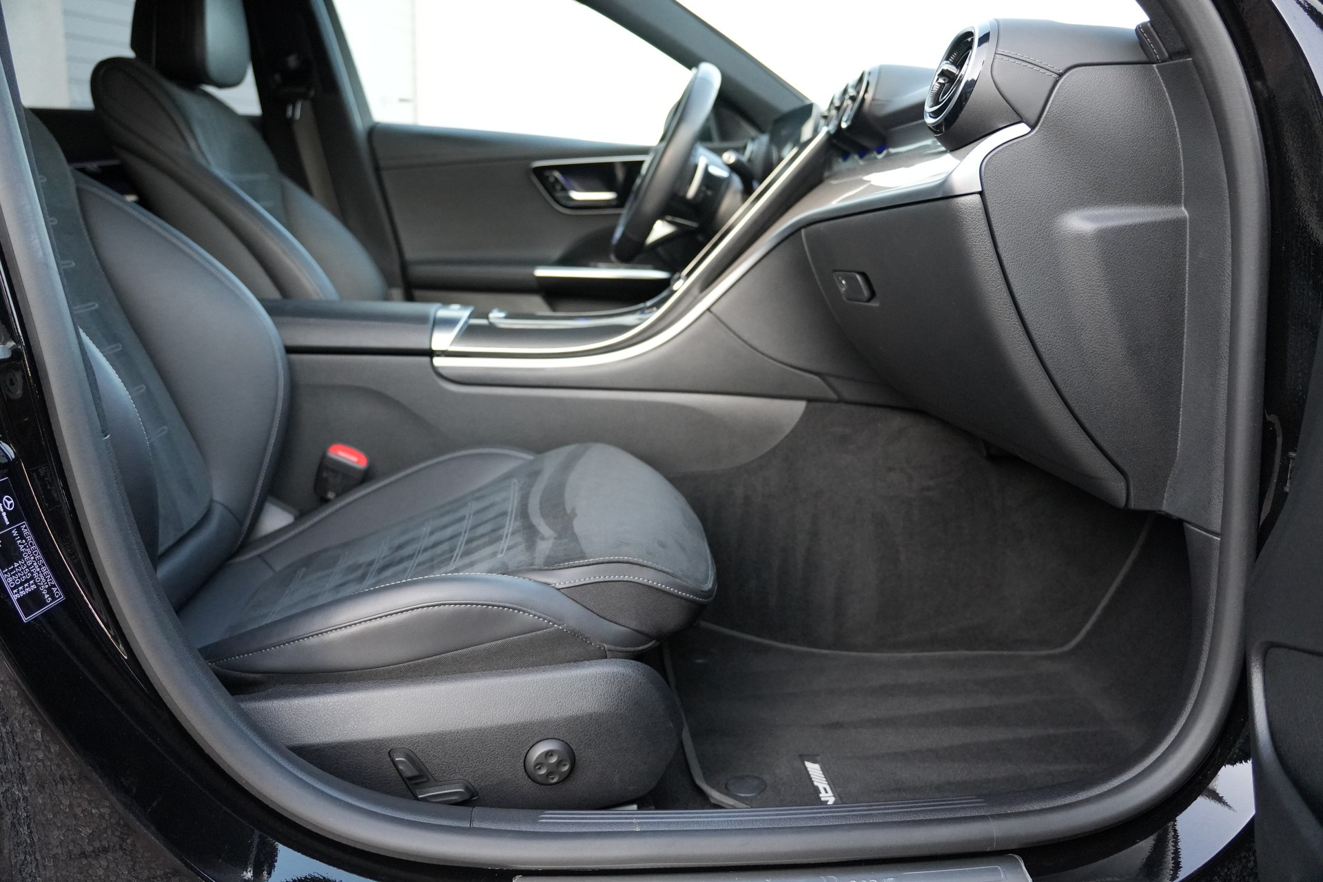 MERCEDES-BENZ C 220 d AMG Line-image-14