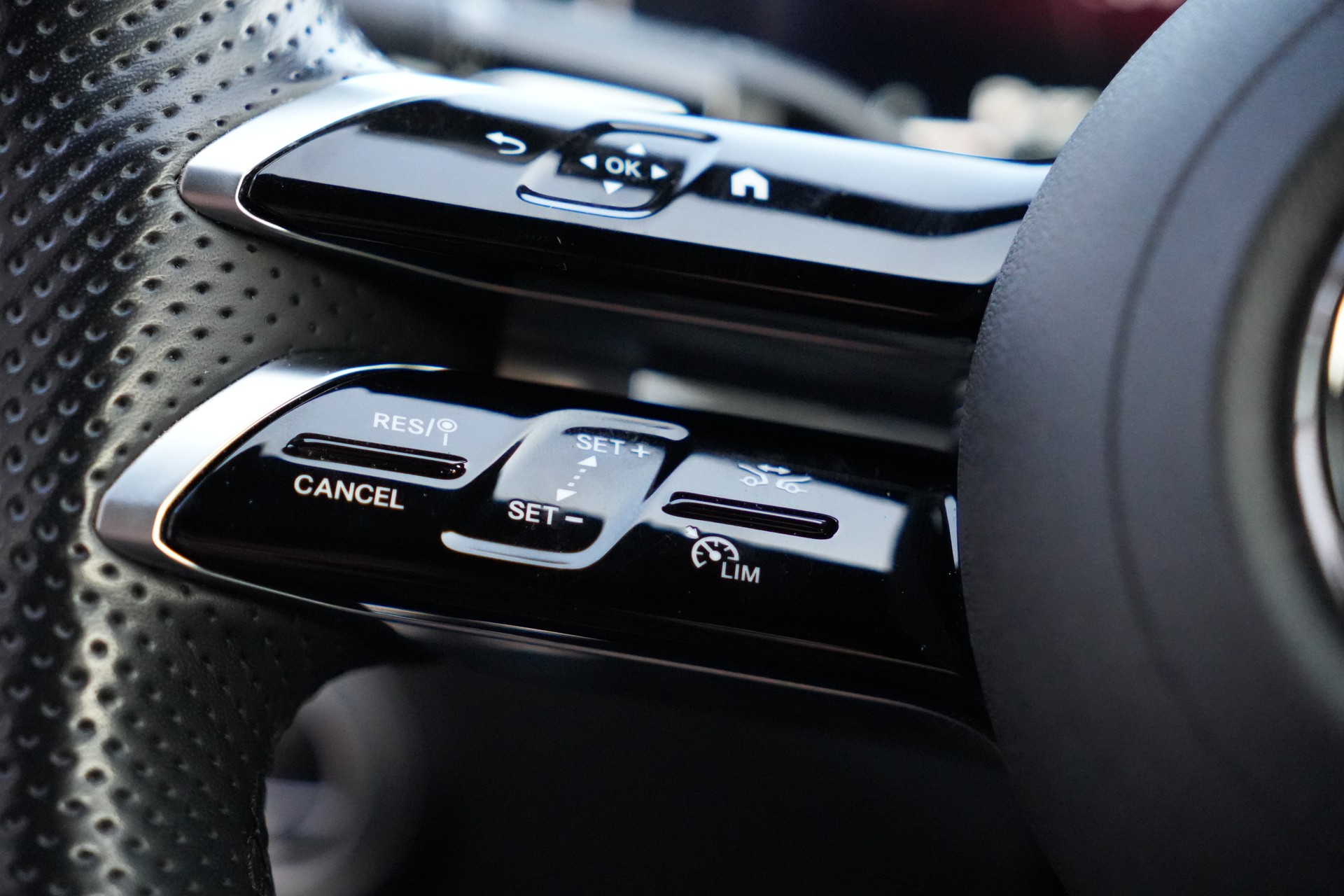 MERCEDES-BENZ C 220 d AMG Line-image-16