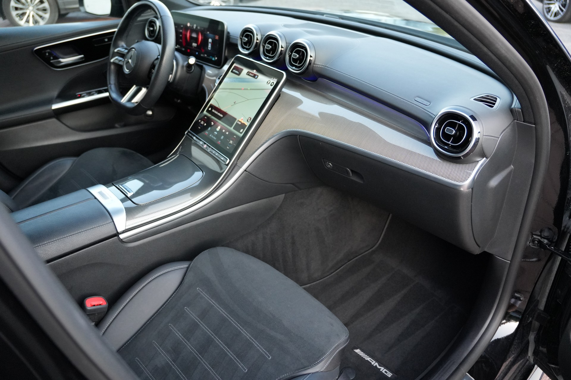 MERCEDES-BENZ C 220 d AMG Line-image-13