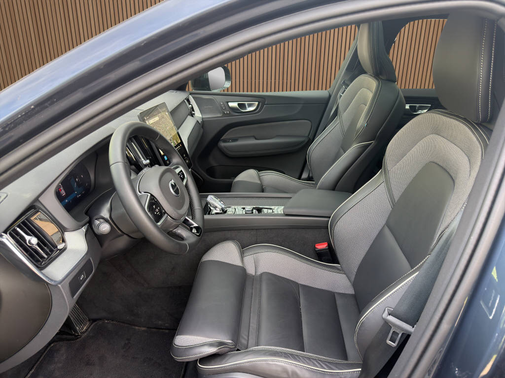 VOLVO XC60 2.0 B5 MH Plus Black Edition Plus AWD-image-11