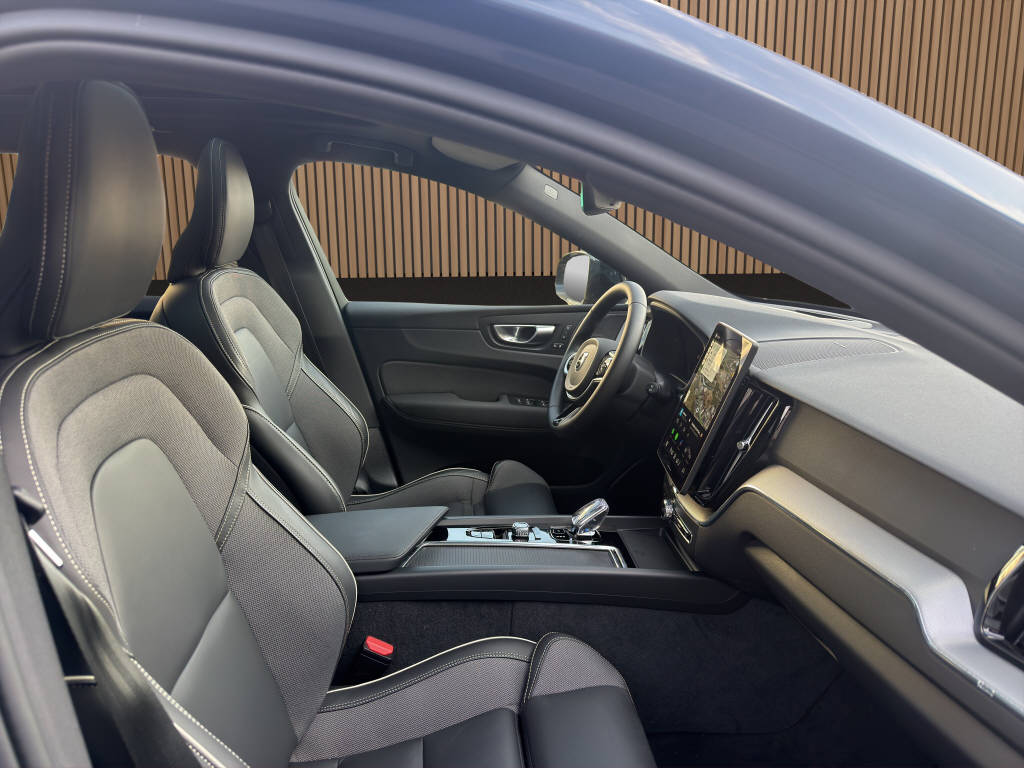 VOLVO XC60 2.0 B5 MH Plus Black Edition Plus AWD-image-13