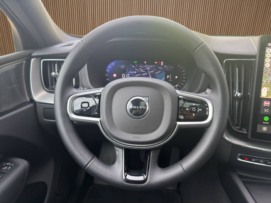 VOLVO XC60 2.0 B5 MH Plus Black Edition Plus AWD-image-14