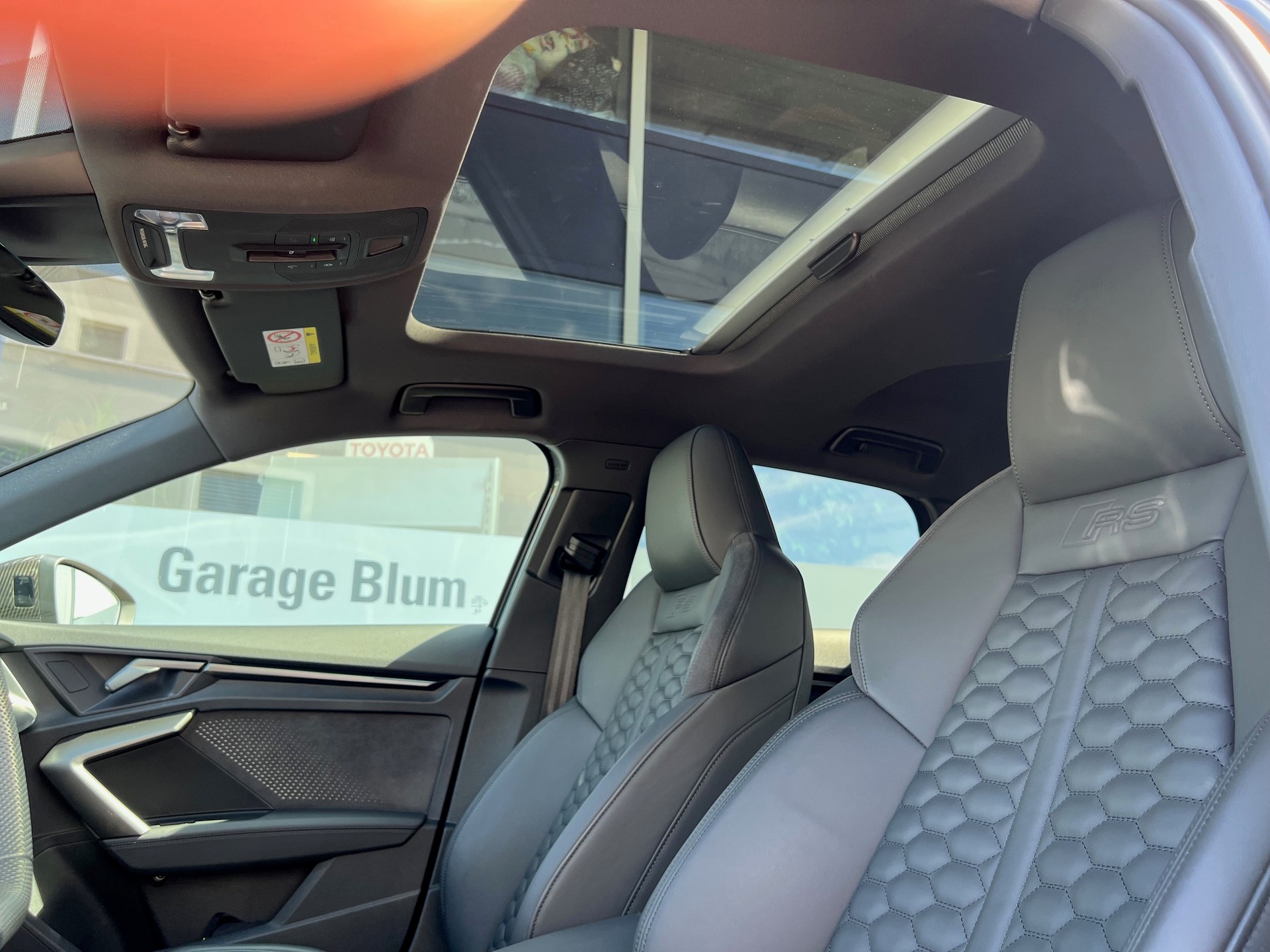 AUDI RS3 Sportback 2.5 TSI quattro S-tronic-image-18