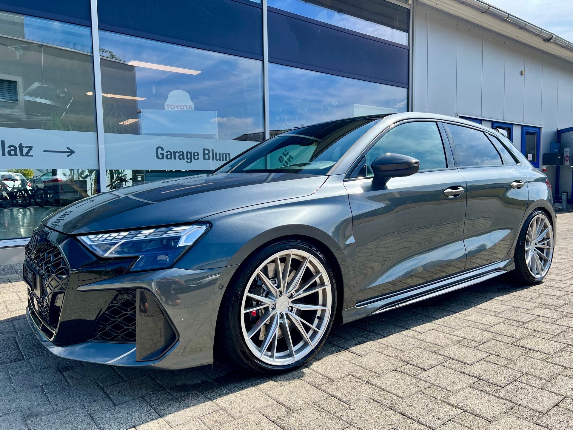 AUDI RS3 Sportback 2.5 TSI quattro S-tronic-image-4