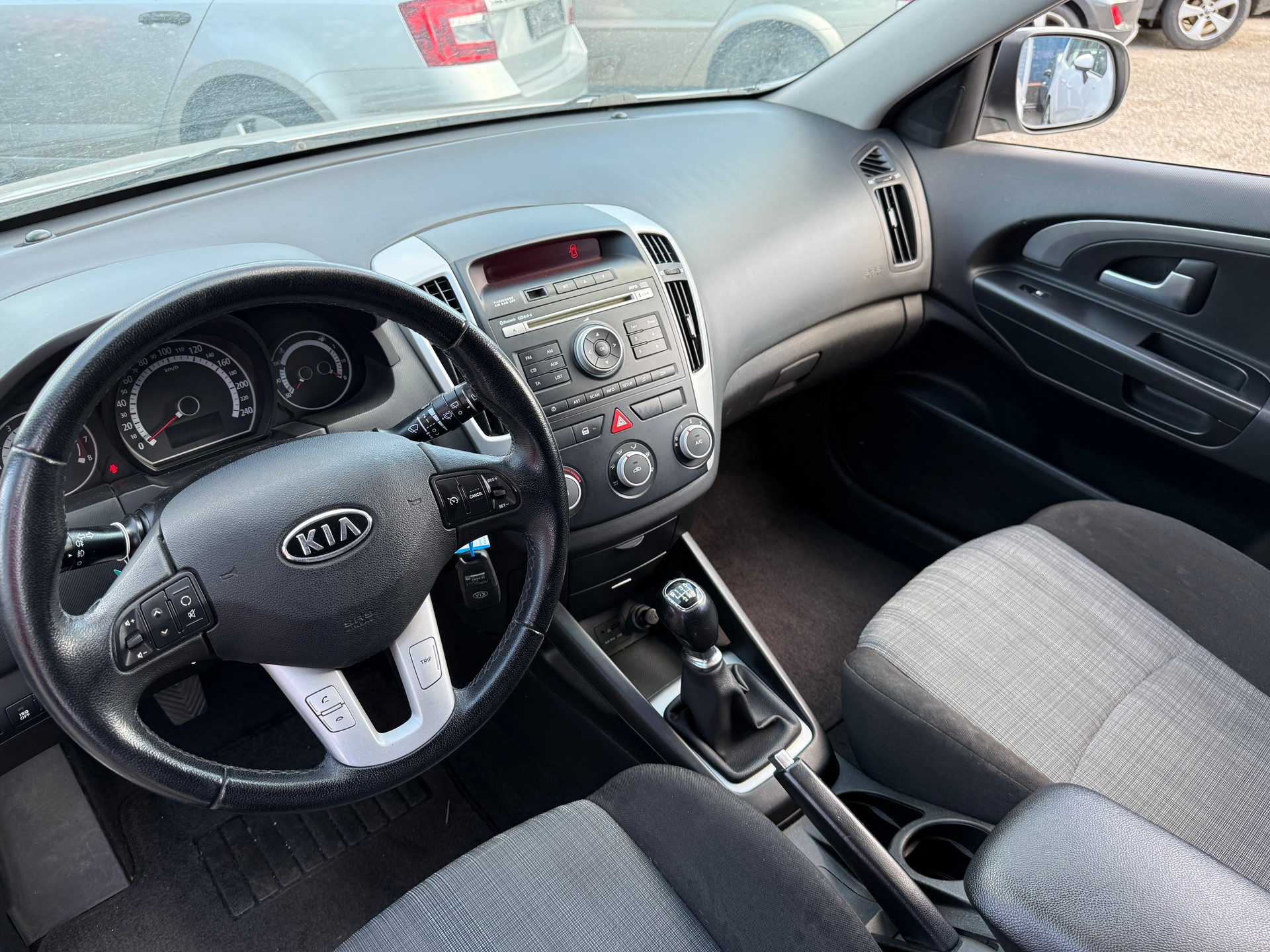 KIA Cee'd Sporty Wagon 1.6 16V Style-image-9
