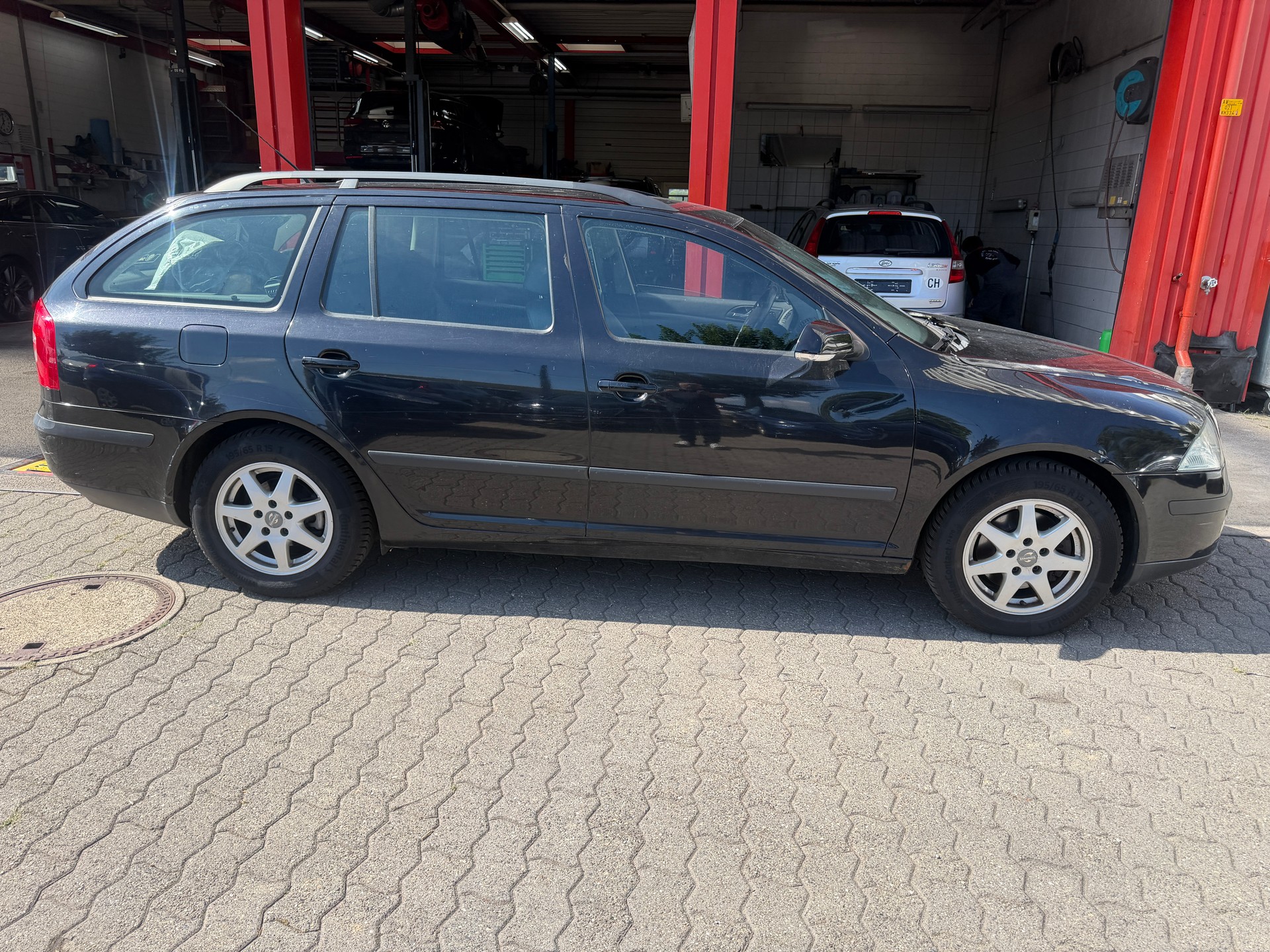 SKODA Octavia 2.0 FSI Elegance-image-3