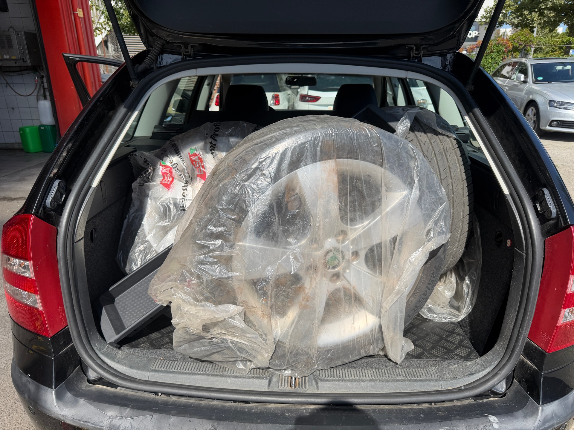 SKODA Octavia 2.0 FSI Elegance-image-12