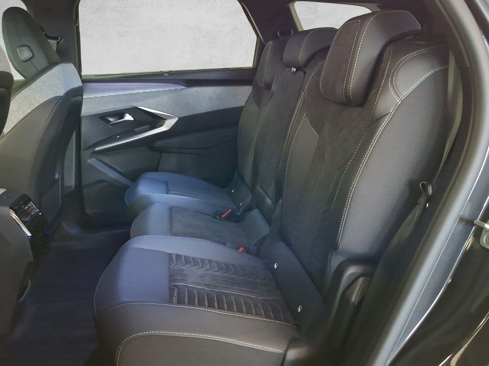 PEUGEOT 5008 1.6 PHEV 225 GT Exclusive-image-13