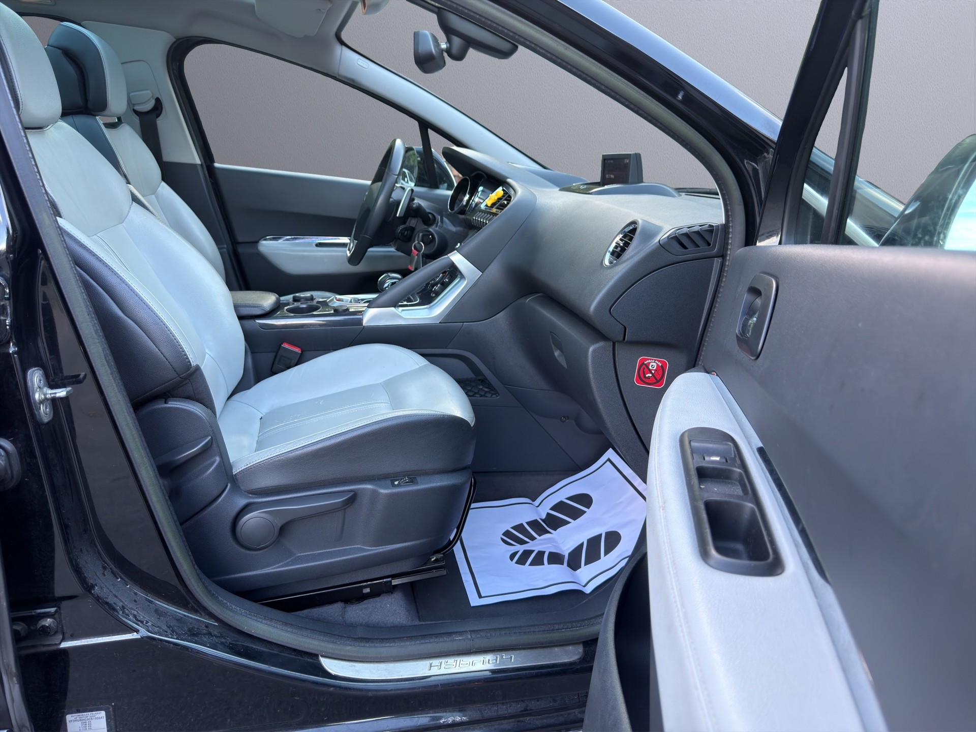 PEUGEOT 3008 HYbrid4 2.0 HDI EGS6-image-9