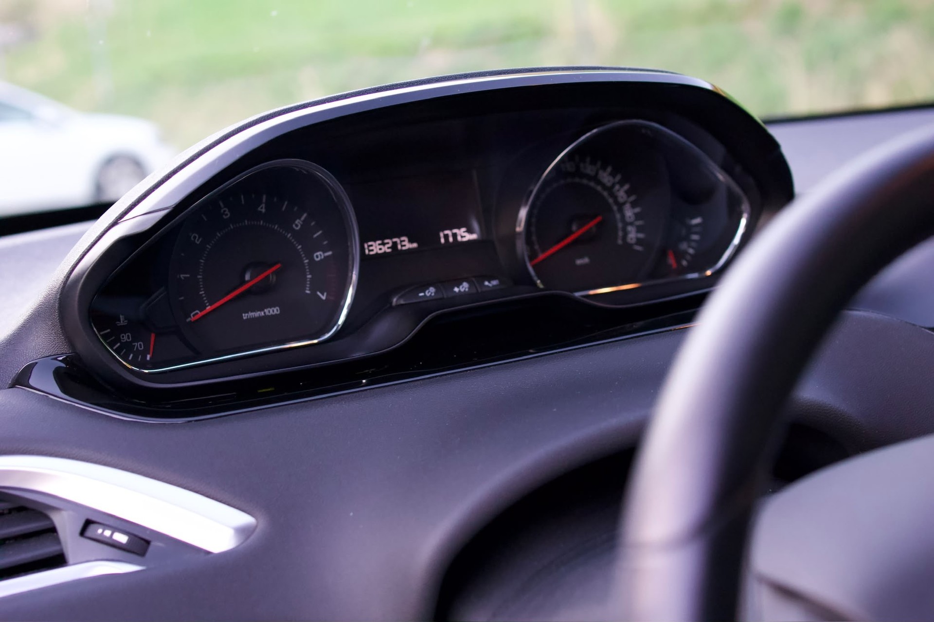PEUGEOT 208 1.2 VTI Style-image-4
