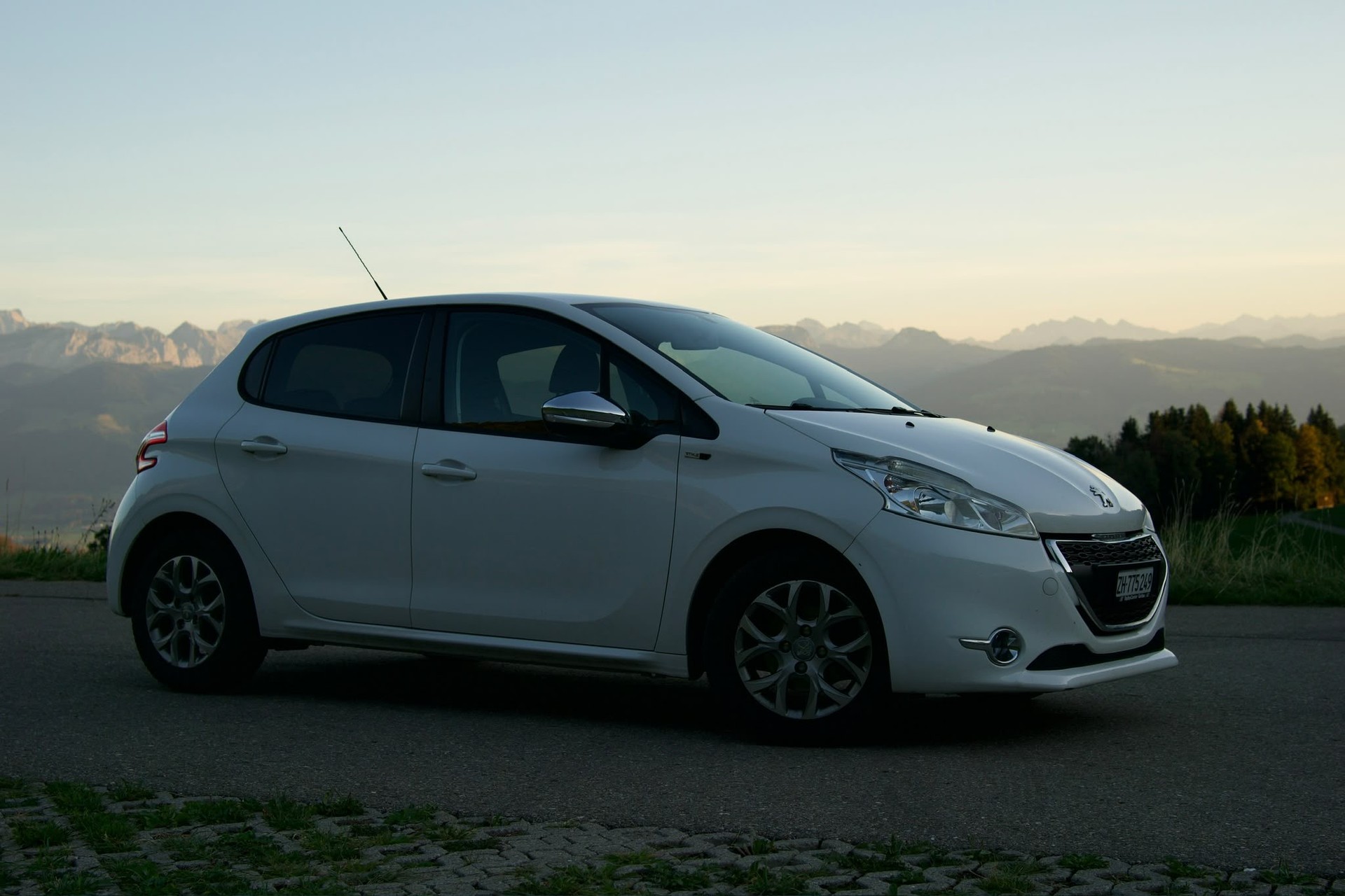 PEUGEOT 208 1.2 VTI Style-image-1