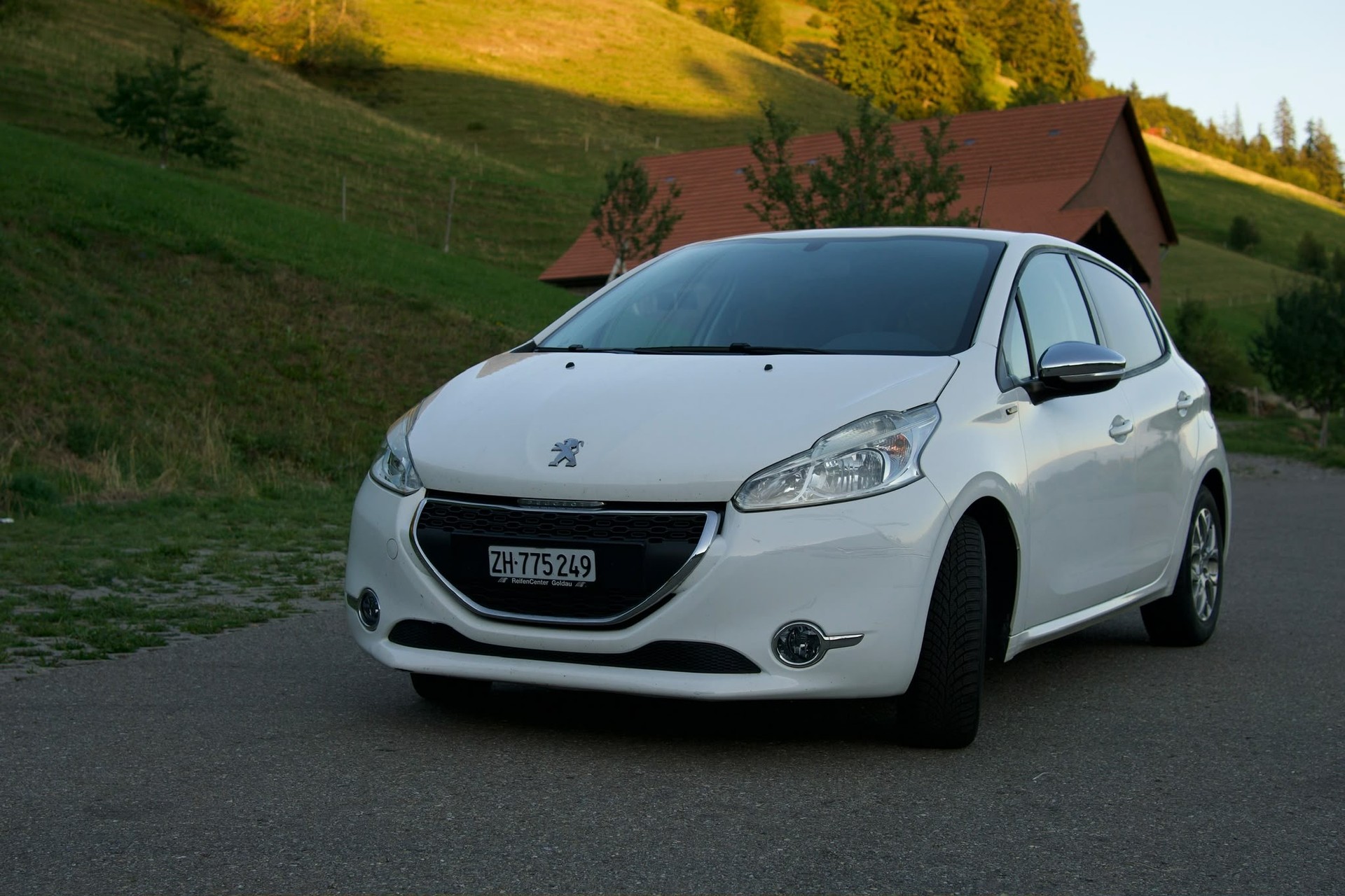 PEUGEOT 208 1.2 VTI Style-image-0