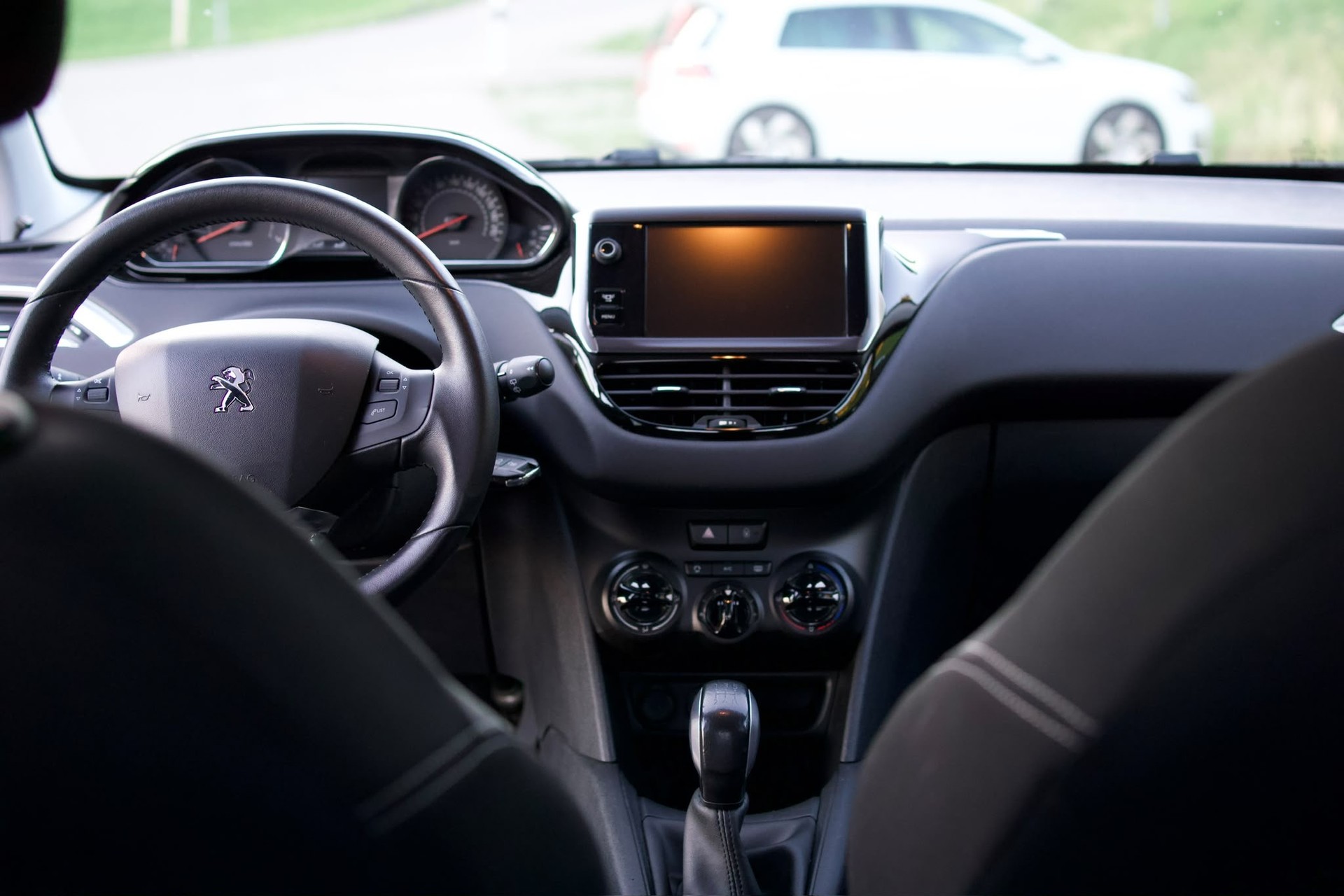 PEUGEOT 208 1.2 VTI Style-image-5