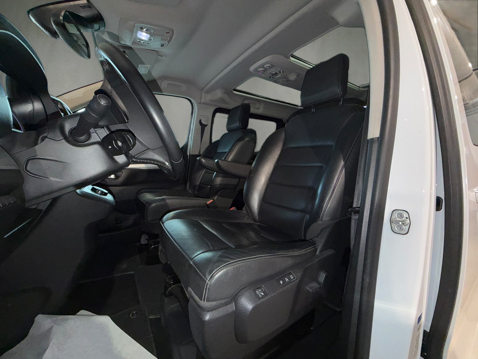 PEUGEOT Traveller 2.0 BlueHDi Business VIP Standard EAT8-image-7