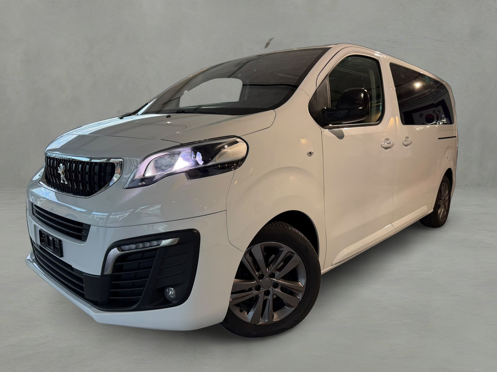 PEUGEOT Traveller 2.0 BlueHDi Business VIP Standard EAT8-image-0
