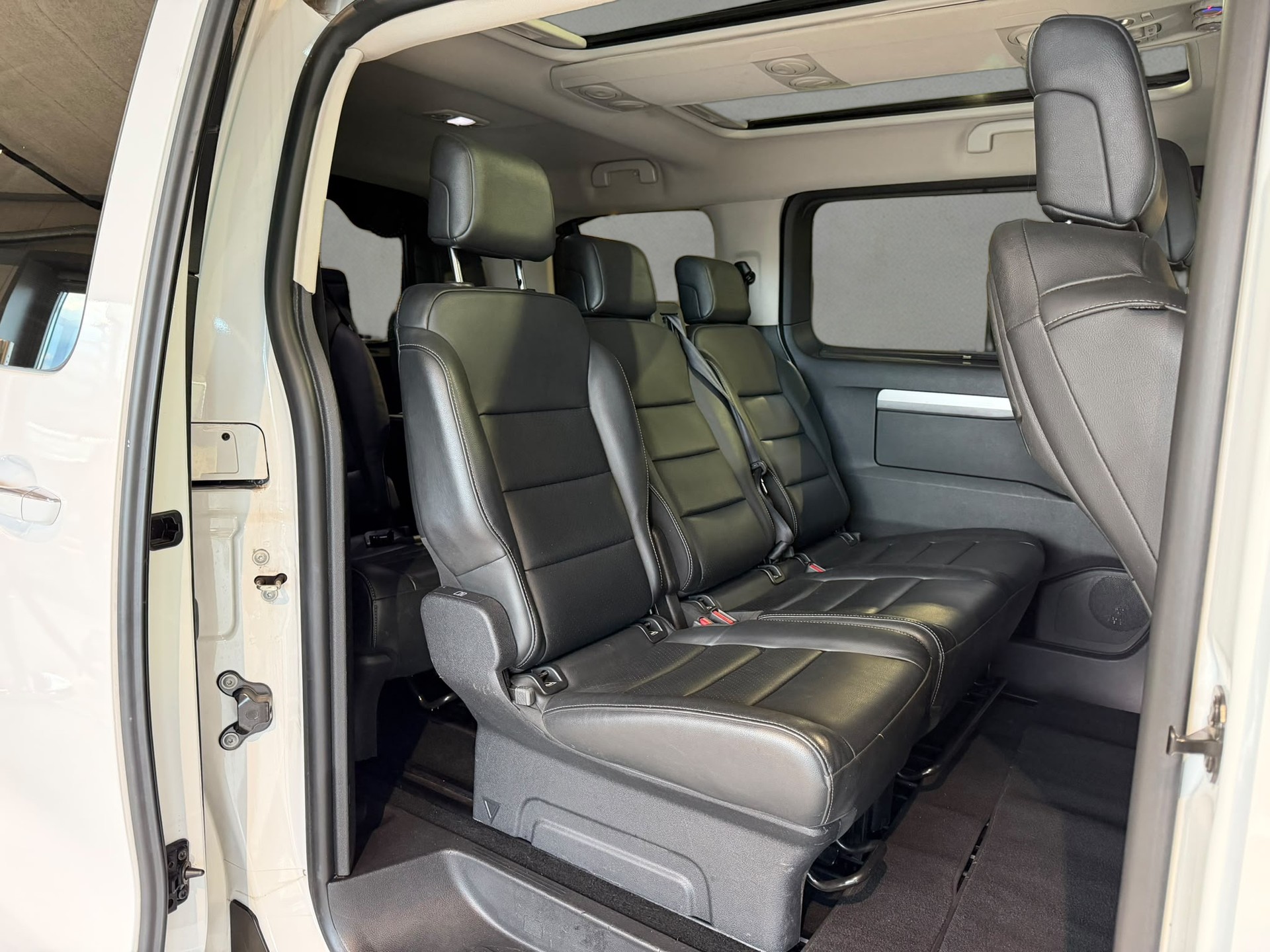 PEUGEOT Traveller 2.0 BlueHDi Business VIP Standard EAT8-image-11