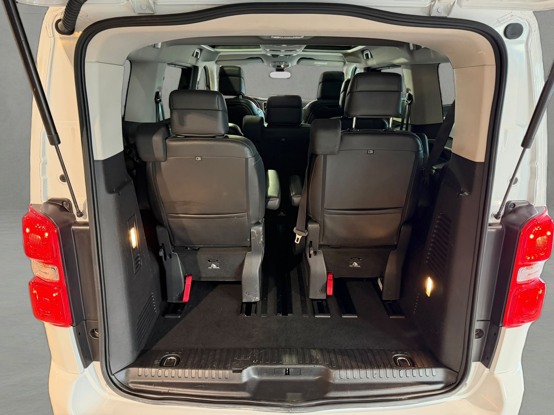 PEUGEOT Traveller 2.0 BlueHDi Business VIP Standard EAT8-image-3