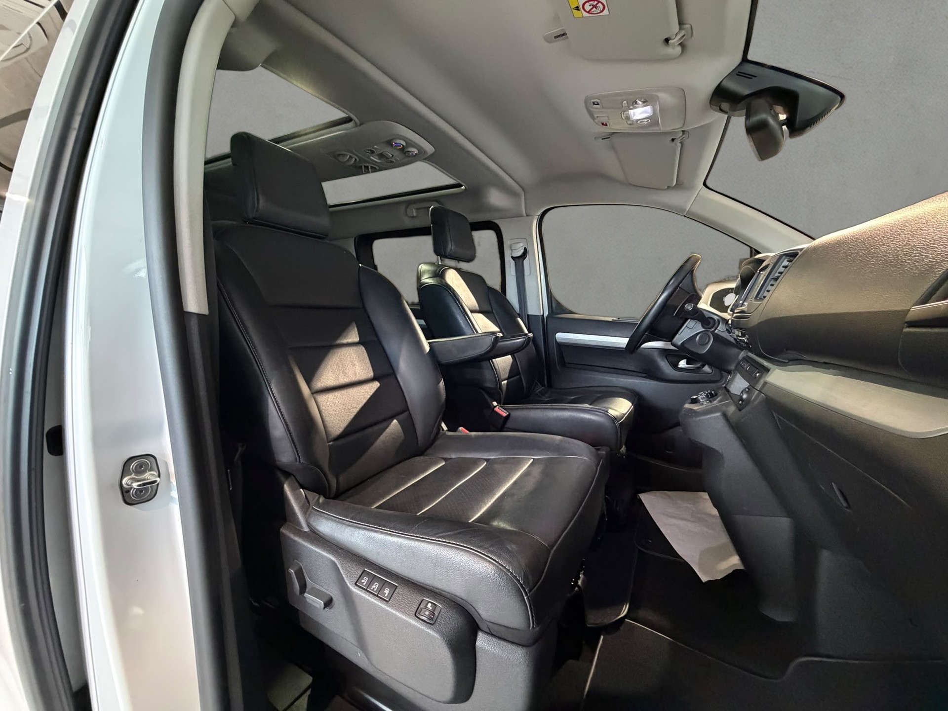 PEUGEOT Traveller 2.0 BlueHDi Business VIP Standard EAT8-image-12