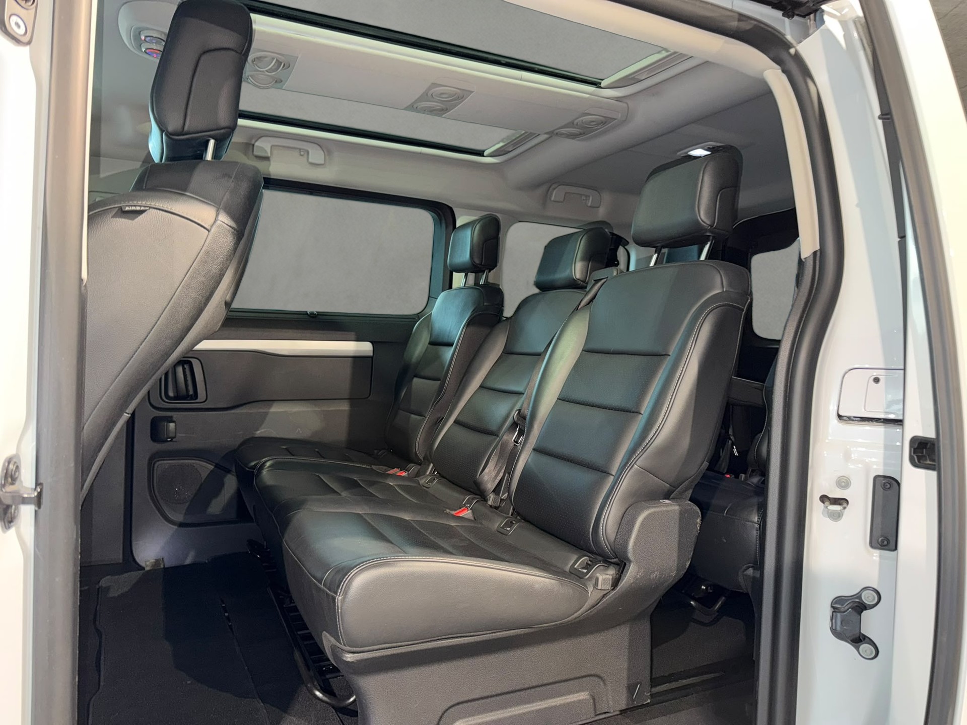 PEUGEOT Traveller 2.0 BlueHDi Business VIP Standard EAT8-image-8