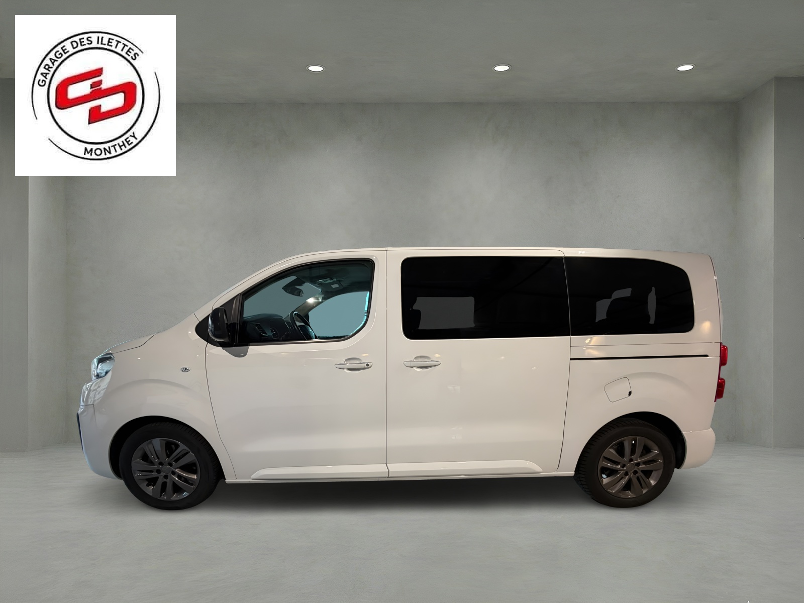 PEUGEOT Traveller 2.0 BlueHDi Business VIP Standard EAT8-image-1