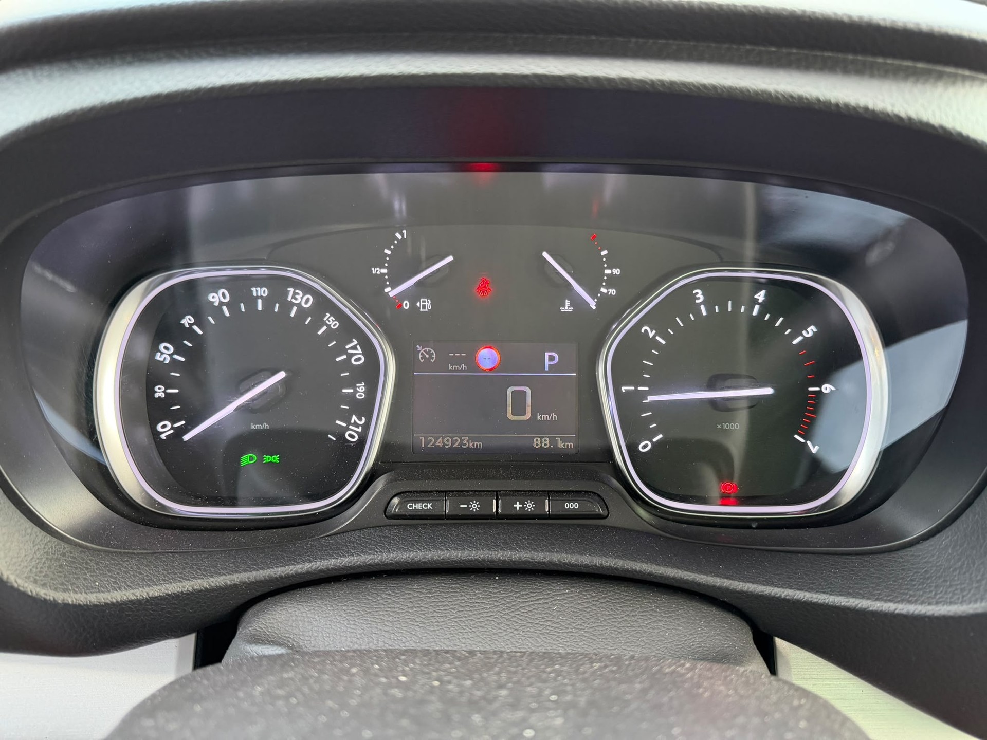 PEUGEOT Traveller 2.0 BlueHDi Business VIP Standard EAT8-image-15