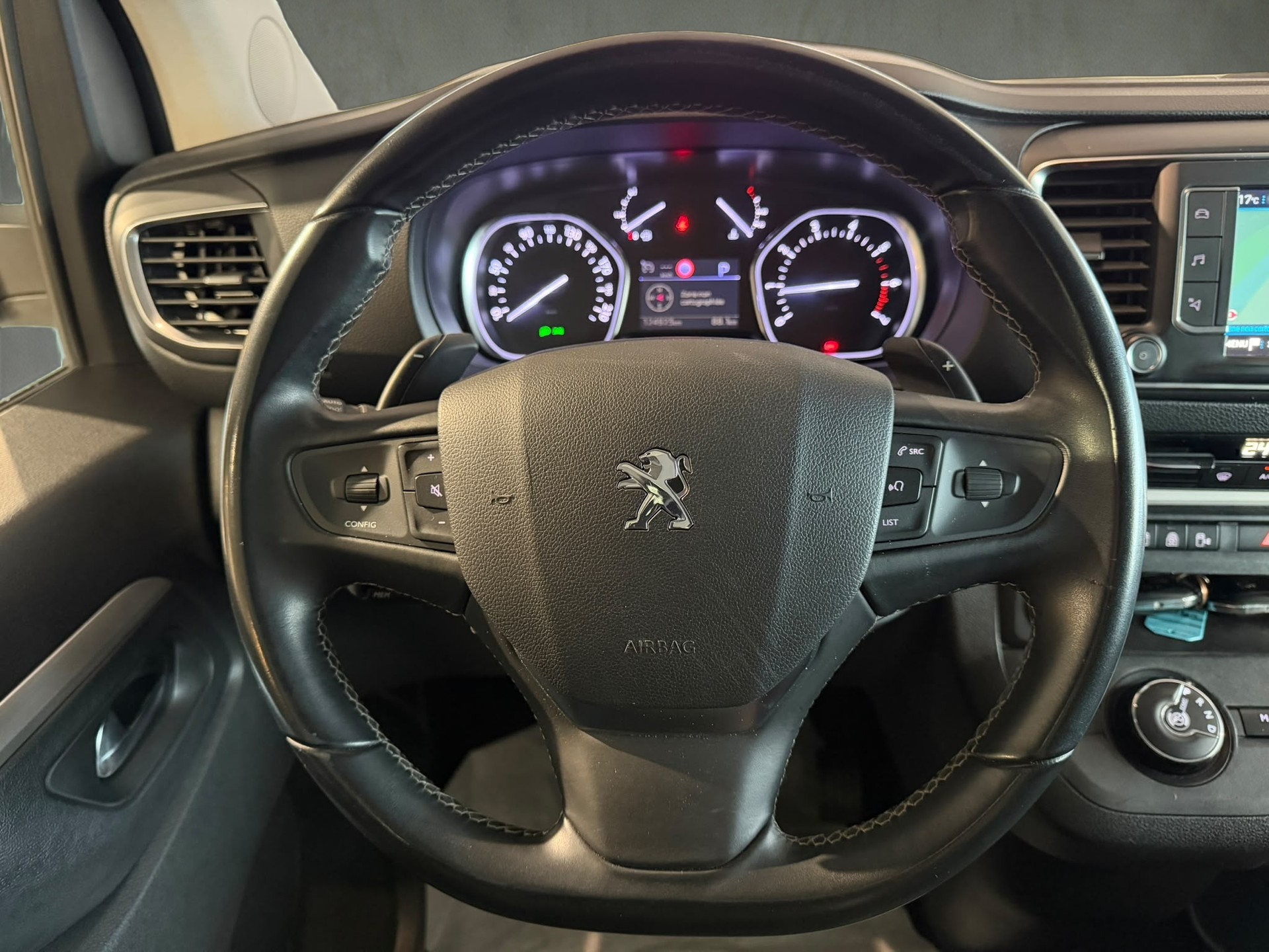 PEUGEOT Traveller 2.0 BlueHDi Business VIP Standard EAT8-image-14
