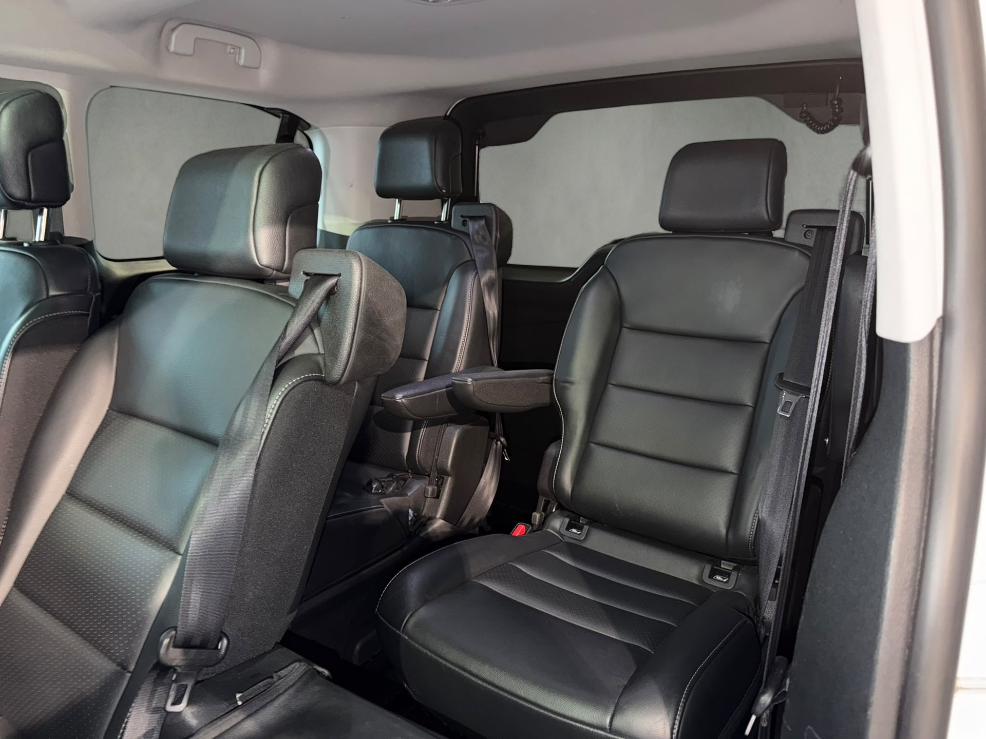 PEUGEOT Traveller 2.0 BlueHDi Business VIP Standard EAT8-image-9