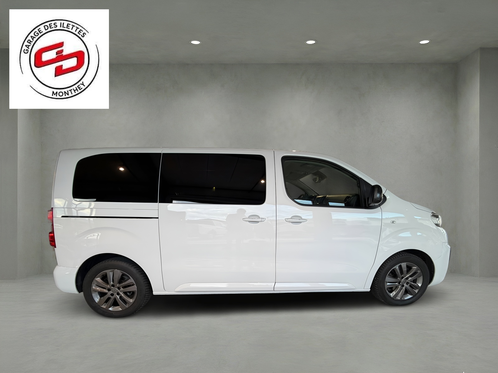 PEUGEOT Traveller 2.0 BlueHDi Business VIP Standard EAT8-image-5